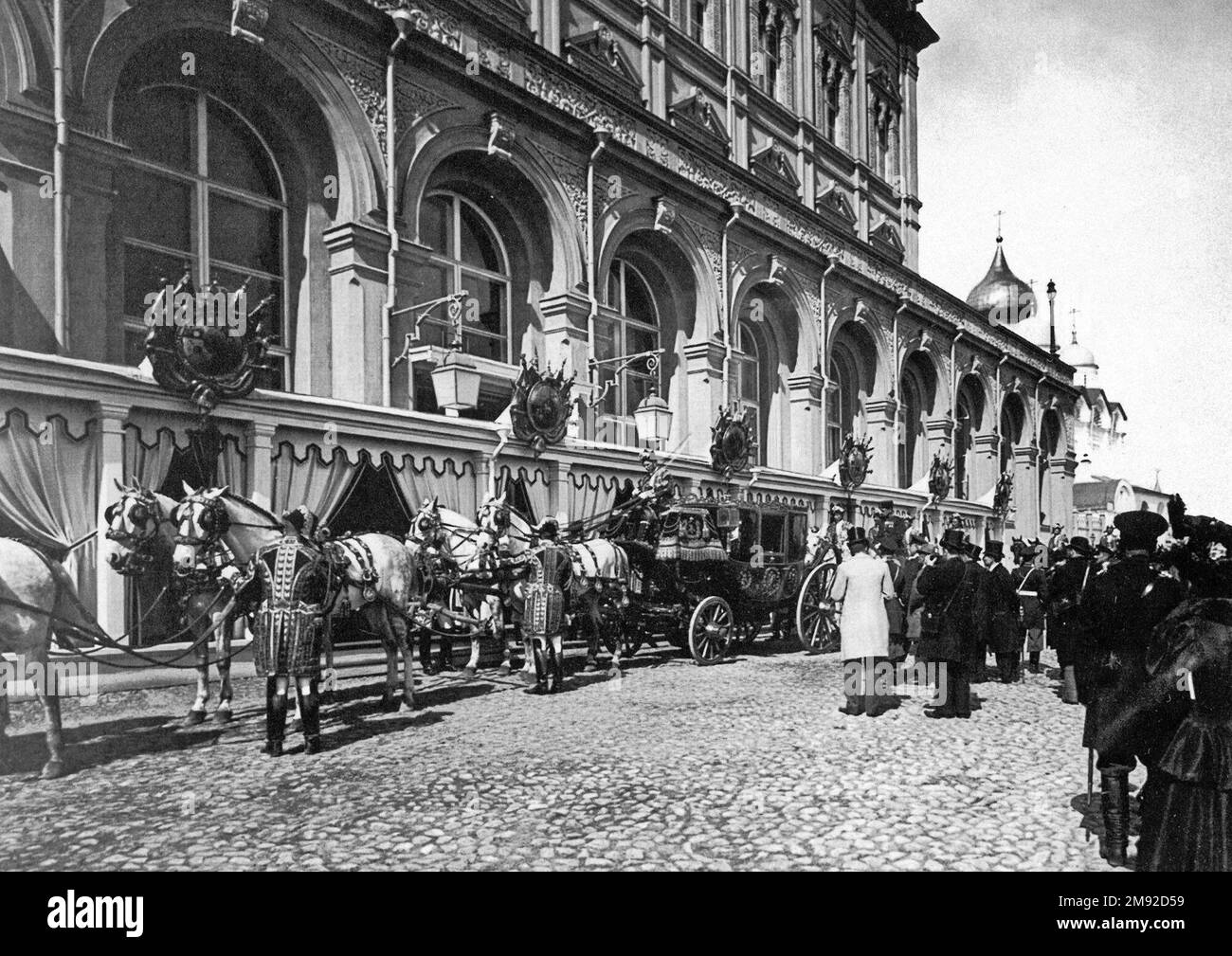 Die königliche Kutsche von Nicholas II. Am Großen Kreml Palast, Moskau. 1896, Krönung von Nicholas II Ca. 1896 Stockfoto