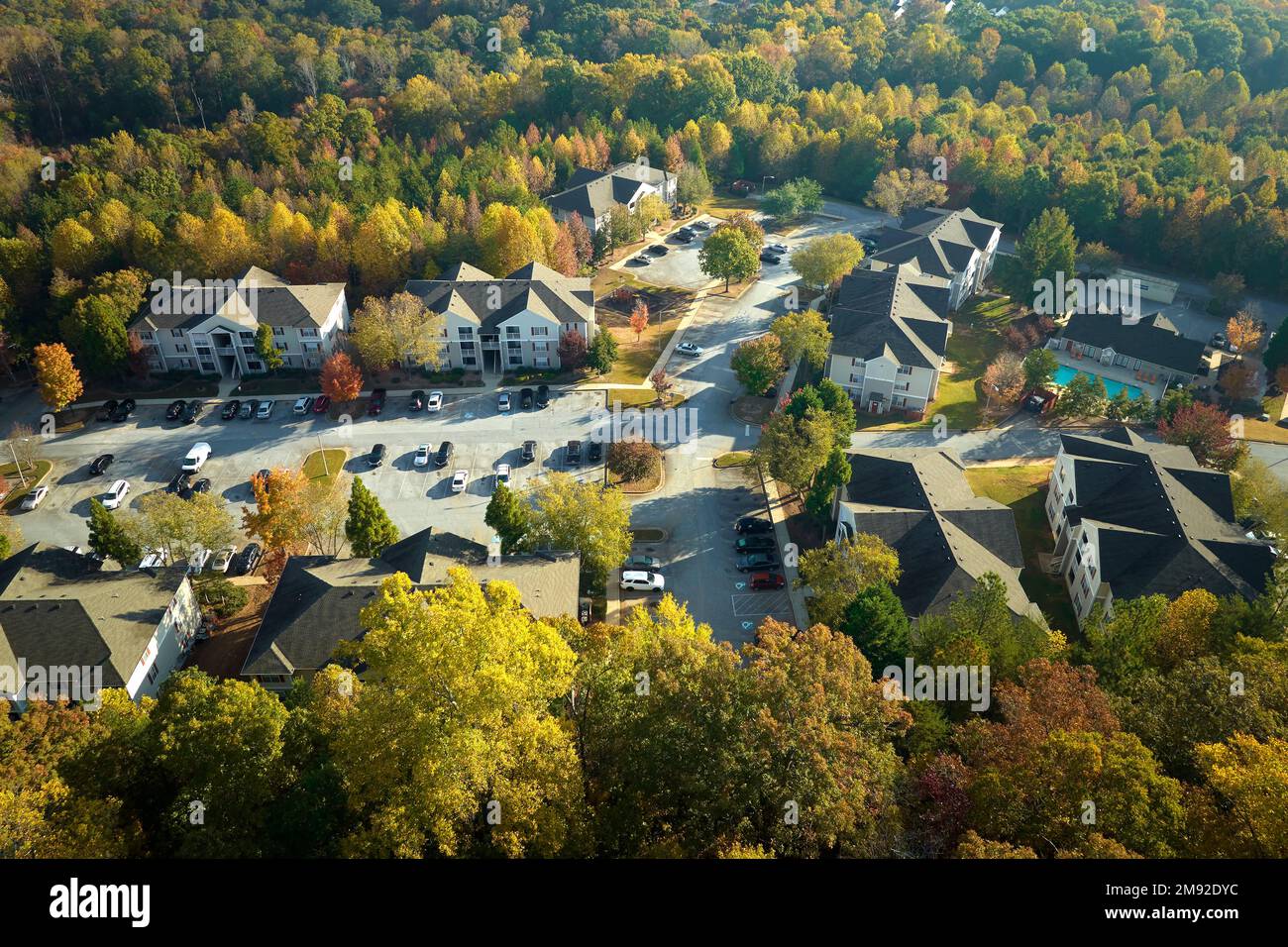 amerikanische Apartmentgebäude im Wohngebiet von South Carolina aus der Vogelperspektive. Neue Familienwohnungen als Beispiel für Immobilienentwicklung in US-Vororten Stockfoto