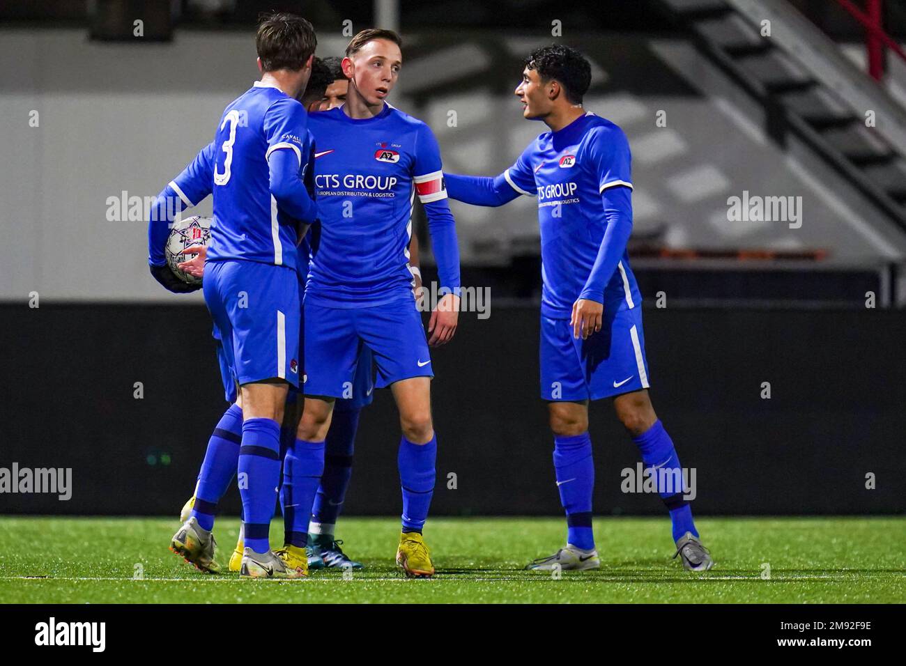 OSS, NIEDERLANDE - JANUAR 16: Fedde de Jong (c) von Jong AZ feiert sein Tor mit Soulyman Allouch von Jong AZ, Wouter goes von Jong AZ während des niederländischen Keukenkampioendivisie-Spiels zwischen TOP Oss und Jong AZ im Frans Heesen Stadion am 16. Januar 2023 in Oss, Niederlande (Foto von Rene Nijhuis/Orange Pictures) Stockfoto