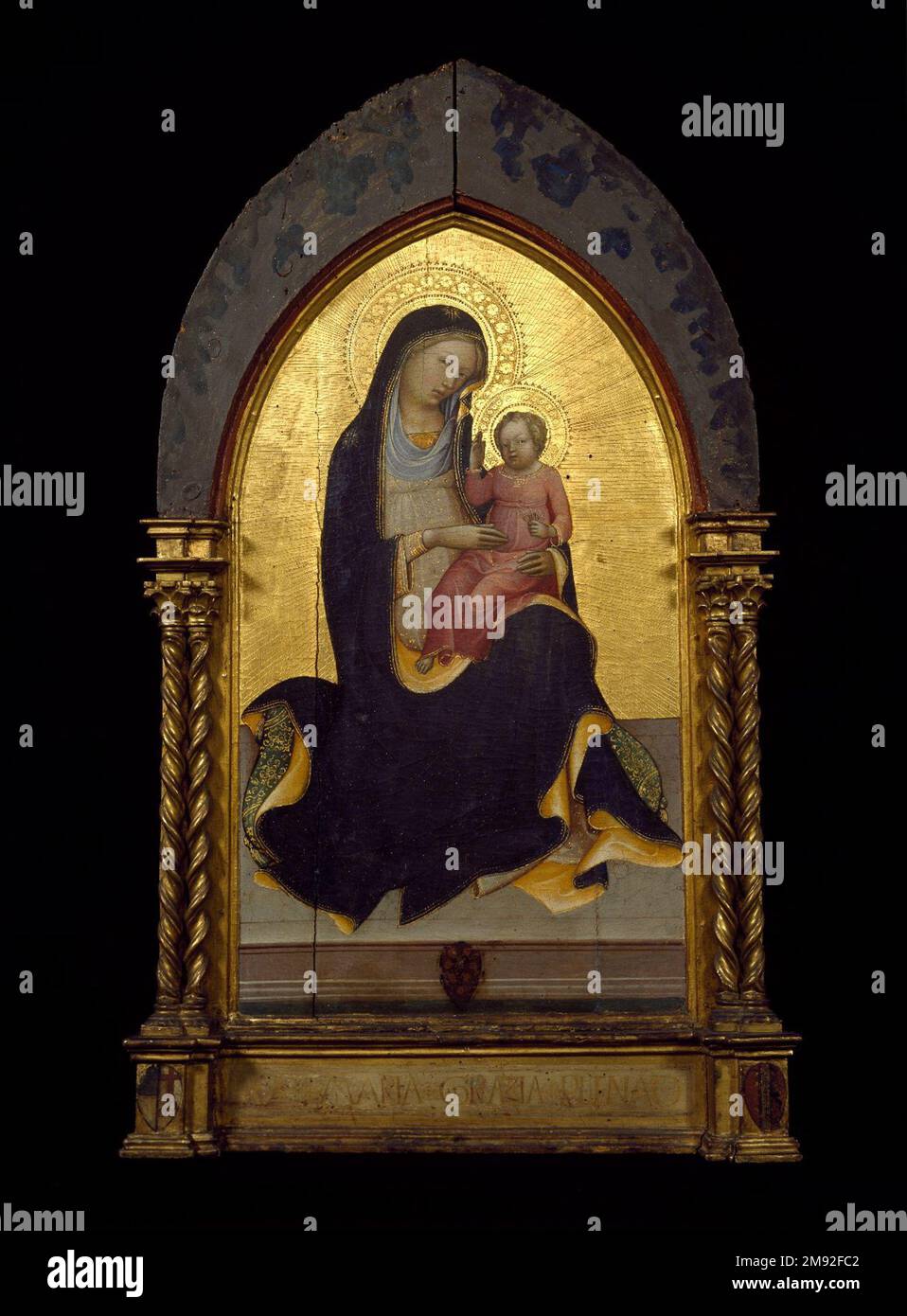 Madonna der Bescheidenheit Lorenzo Monaco (Italienisch, Schule von Florenz, ca. 1370/71-1424). , Ca. 1415-1420. Blech mit eingerastetem Rahmen, Tempera und Werkzeuggold, 33 1/4 x 18 7/8 Zoll (84,5 x 47,9 cm). Nach der mittelalterlichen Theologie war Demut die Quelle aller Tugenden, eine angemessene Metapher für Maria als Mutter Gottes. In Lorenzo Monacos ergebenem Gemälde wird Mary als die Madonna der Demut dargestellt, die nicht auf dem Thron sitzt, sondern auf einem Kissen auf einem Marmorpflaster ruht. Solche Bilder waren in Florenz sehr gefragt, und Monaco machte mehrere ähnliche Versionen dieser Komposition, wahrscheinlich für Stockfoto