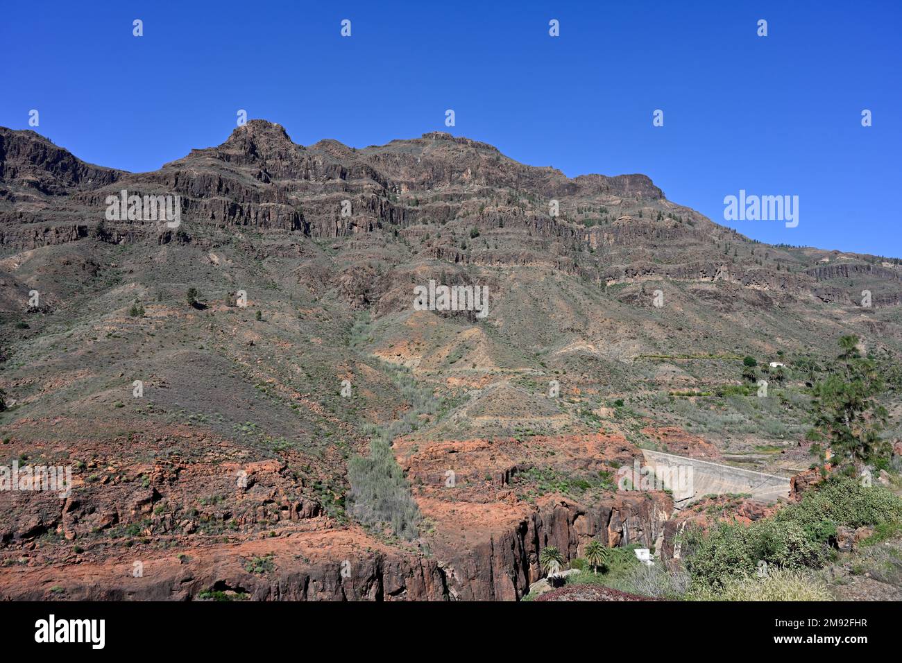 Blick auf die Schlucht und das Tal von Barranco de Fataga mit dem kleinen trockenen Reservoir „Embalse de Fataga“, Gran Canaria Stockfoto