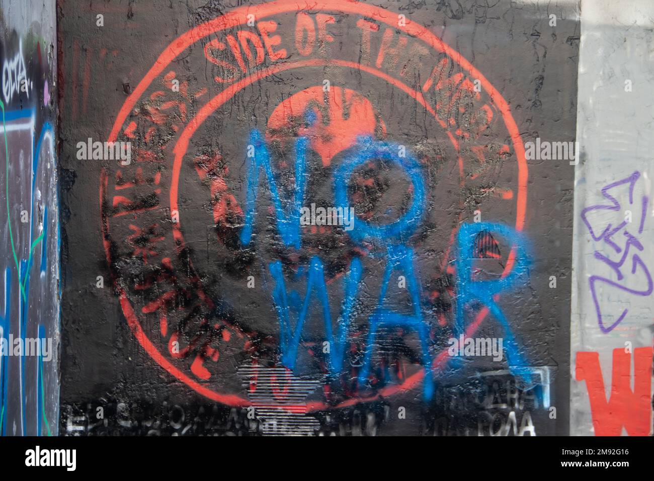 Die Anti-Kriegsmeldung "KEIN KRIEG" übermalte Graffiti der Wagner Group in Belgrad, Serbien. Die Wagner Group ist eine russische paramilitärische Organisation Stockfoto