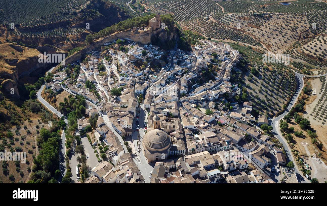 Luftaufnahme des weißen Dorfes Montefrio, das als eine der besten Aussichten von National Geographic der Welt gilt. Touristisches Reiseziel. Stockfoto