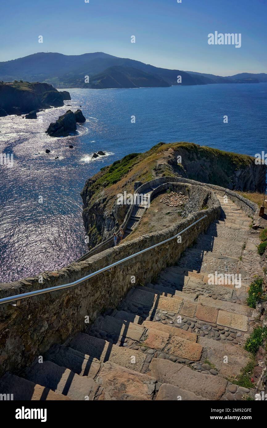 Küstentreppe - die Treppe entlang der Küste und die Felsen von San Juan de Gaztelugatxe, Bucht von biskaya, Spanien. Stockfoto