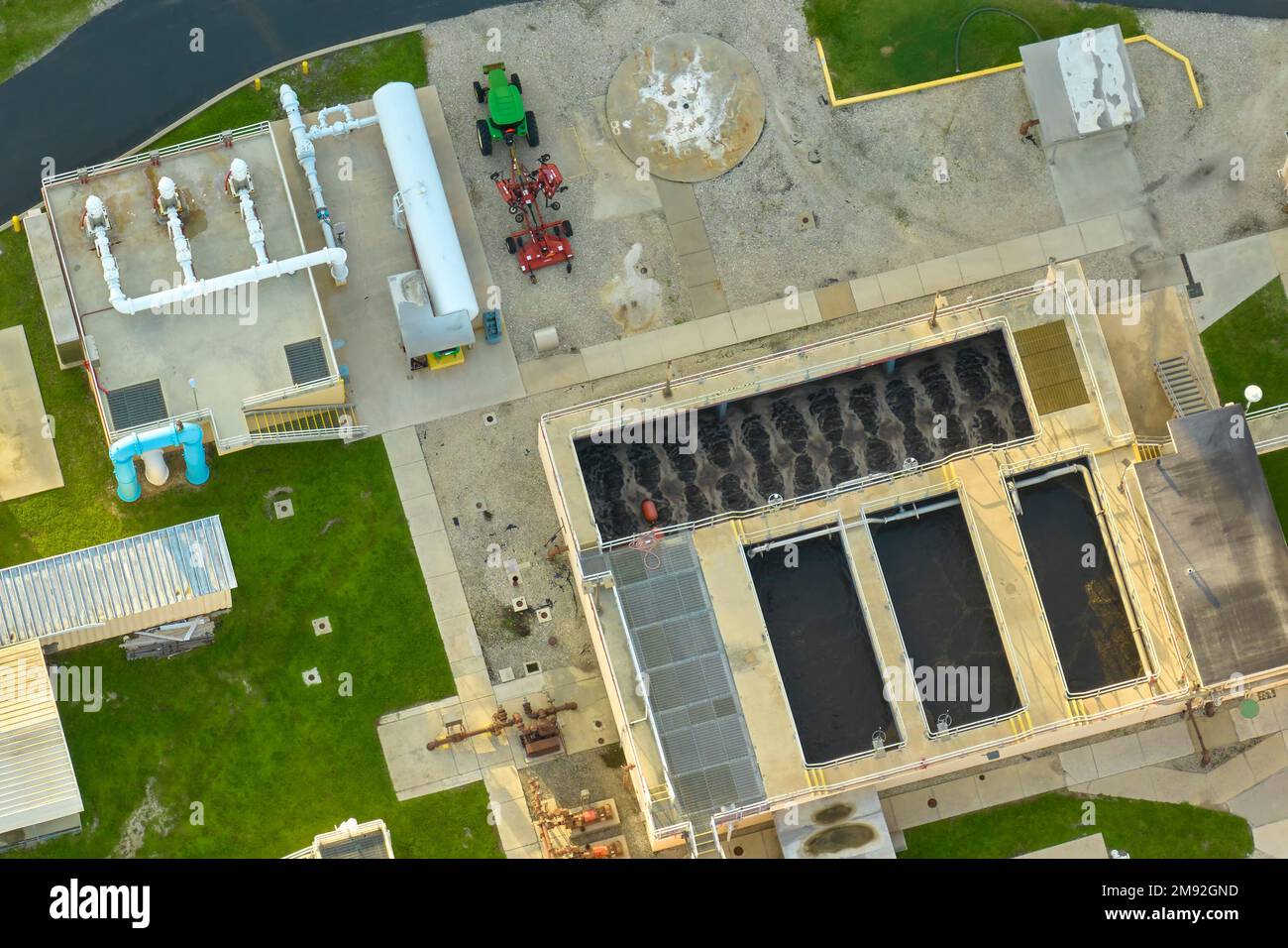 Luftaufnahme einer modernen Wasserreinigungsanlage in der städtischen Kläranlage. Reinigungsprozess der Entfernung unerwünschter Chemikalien, ausgesetzt Stockfoto