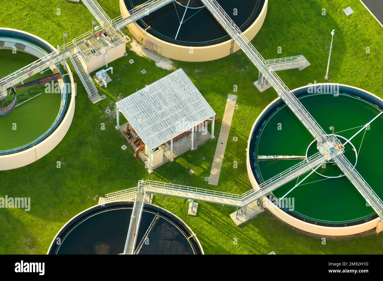 Luftaufnahme einer modernen Wasserreinigungsanlage in der städtischen Kläranlage. Reinigungsprozess der Entfernung unerwünschter Chemikalien, ausgesetzt Stockfoto