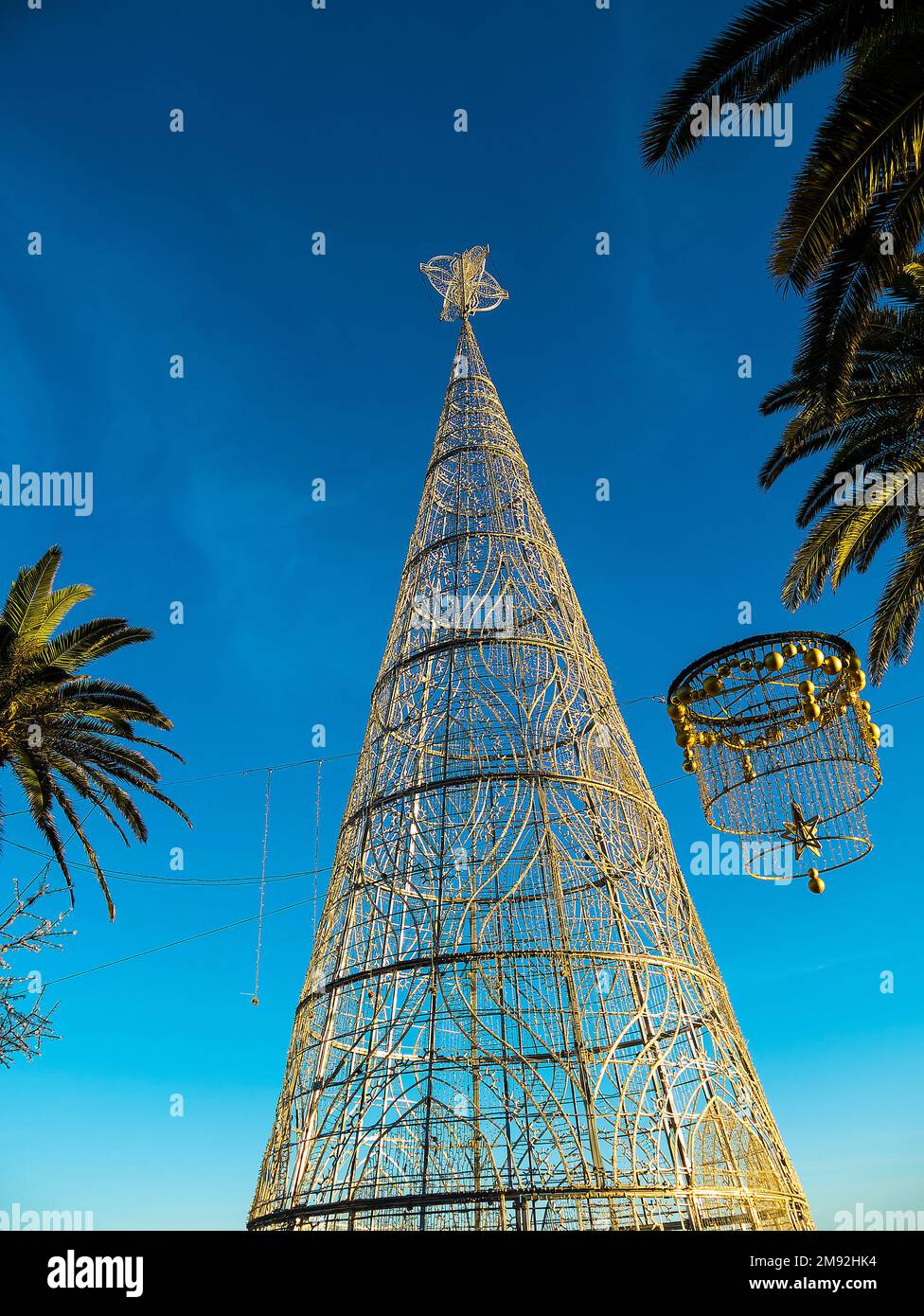 Die Weihnachtsdekorationen in den Straßen von Nerja Spanien sind spektakulär und atemberaubend Stockfoto