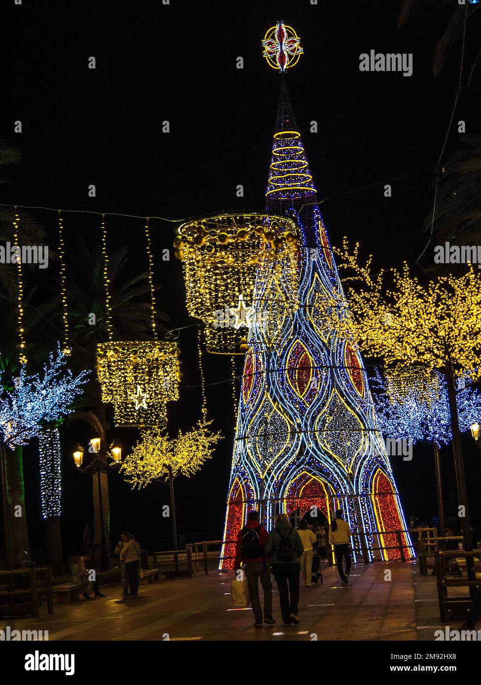 Die Weihnachtsdekorationen in den Straßen von Nerja Spanien sind spektakulär und atemberaubend Stockfoto
