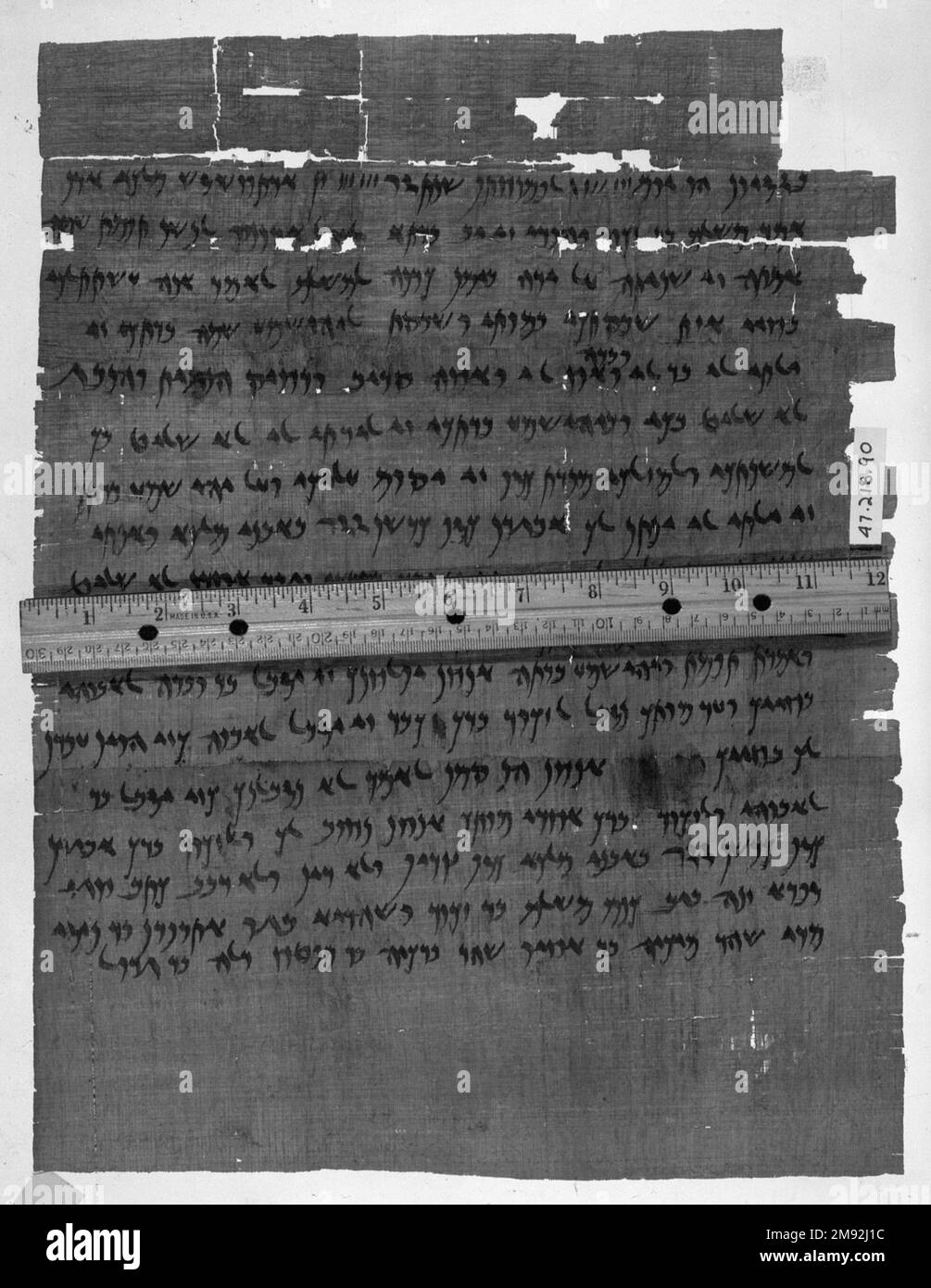 Freiheit für Tamut und Yehoishema Aramäic. Freedom for Tamut and Yehoishema, 12. Juni 427 v. Chr. (Datum geschrieben). Papyrus, Tinte, Schlamm, A: Kleine Box mit Fragmenten: 1 3/4 x 4 1/16 x 4 1/16 cm (4,5 x 10,3 x 10,3 cm). Ägyptische, klassische und antike Kunst nahe Osten 12. Juni 427 v. Chr. (Datum geschrieben) Stockfoto