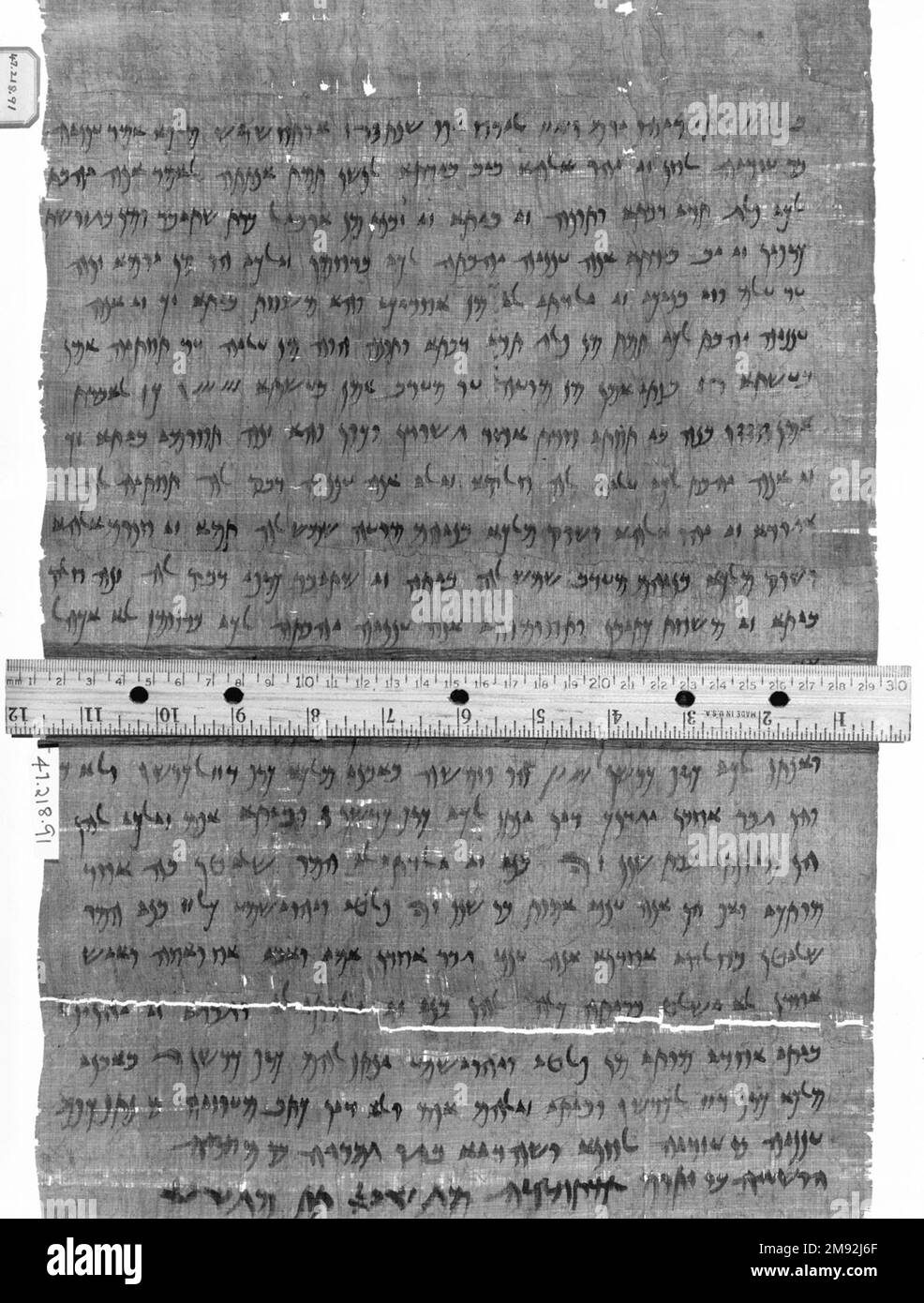 Dokument zur Eigentumsübertragung: Ananiah gibt Tamut Teil eines Hauses Aramäisch. Property Transfer Document: Ananiah Give Tamut Part of a House, 30. Oktober 434 v. Chr. (schriftliches Datum). Papyrus, Tinte, Schlamm, A: Kleine Box mit Fragmenten: 1 3/4 x 4 1/16 x 4 1/16 cm (4,5 x 10,3 x 10,3 cm). Ägyptische, klassische und antike Kunst nahe Osten 30. Oktober 434 v. Chr. (Datum geschrieben) Stockfoto