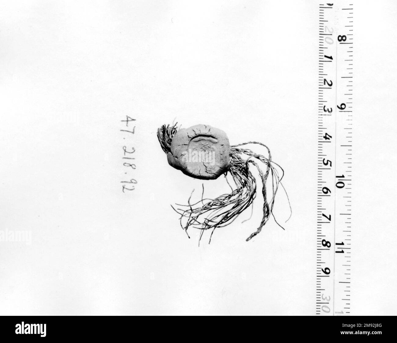 Dokument zur Eigentumsübertragung: Ananiah gibt Yehoishema einen weiteren Teil des Hauses Aramäisch. Dokument zur Eigentumsübertragung: Ananiah gibt Yehoishema einen weiteren Teil des Hauses, 25. November oder 26. November 404 v. Chr Papyrus, Tinte, Schlamm, Glas: 30 5/16 x 15 5/16 cm (77 x 38,9 cm). Ägyptische, klassische und antike Kunst nahe Osten 25. November oder 26. November 404 v. Chr Stockfoto