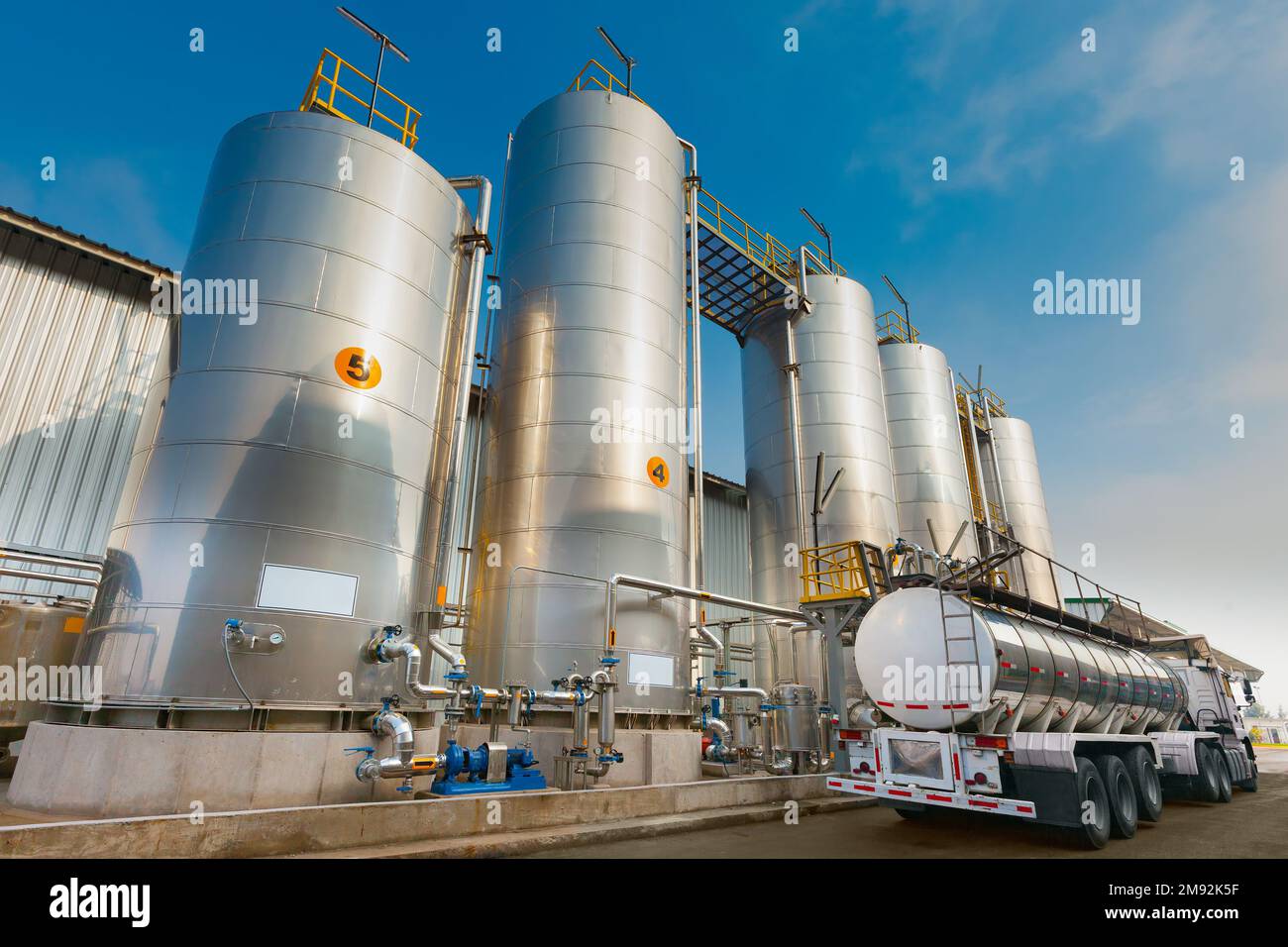 Entladung von Silos mit Chemikalien für die Lebensmittelindustrie Stockfoto