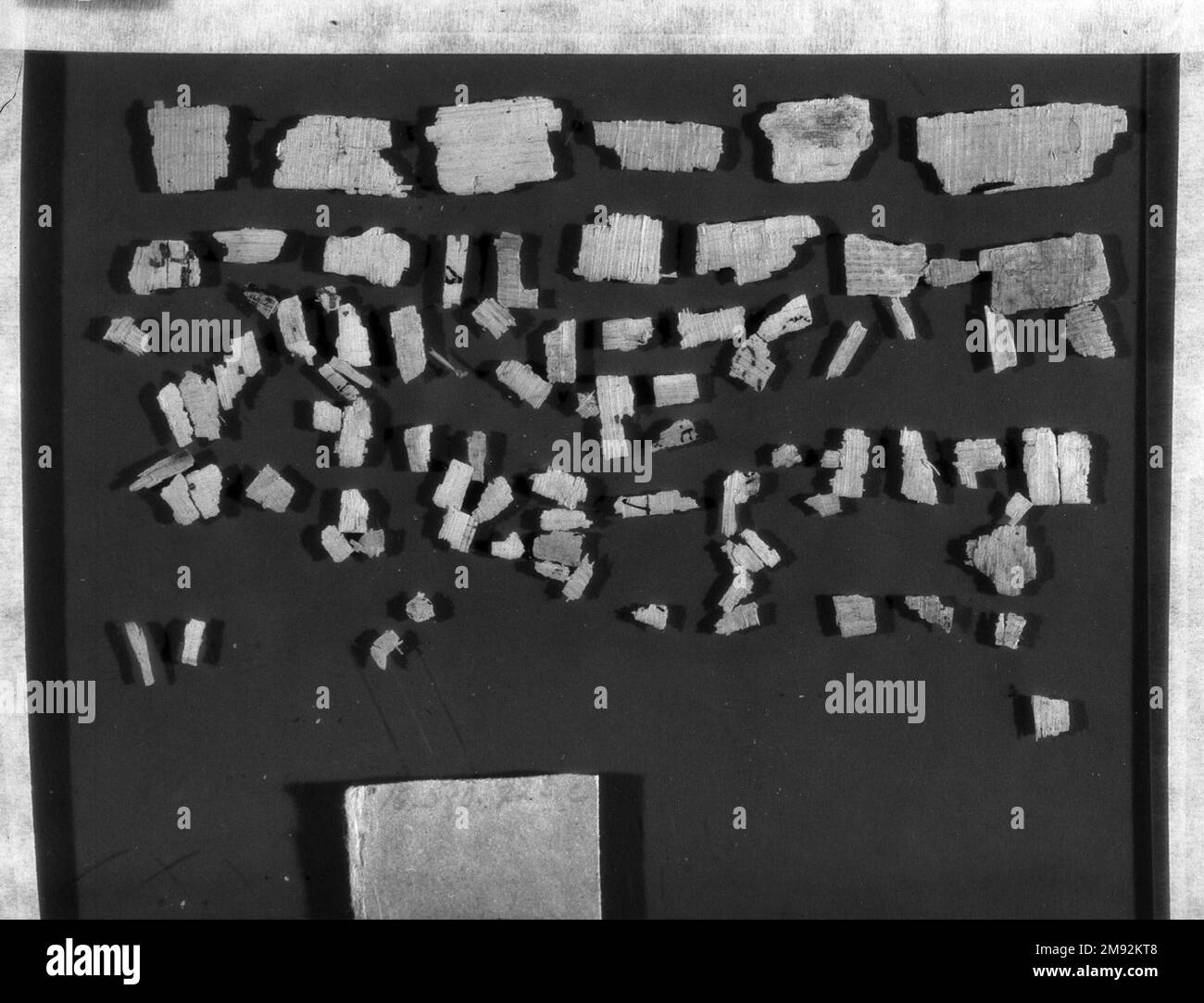 Papyrus-Fragmente mit griechischer oder demotischer Inschrift. Papyrus-Fragmente mit griechischer oder demotischer Inschrift, 30 B.C.E-395 C.E. Papyrus, Tinte, A: Glas: 7 15/16 x 9 15/16 cm (20,2 x 25,3 cm). Ägyptische, klassische, antike nahe östliche Kunst 30 B.C.E-395 C.E. Stockfoto