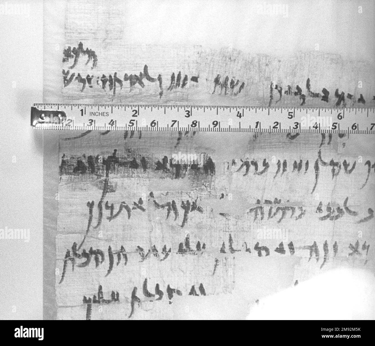 Aramäisch Papyrus Aramäisch. Aramäisches Papyrus, 6. Juli 451 v. Chr Papyrus, Tinte, Rahmen: 14 1/8 x 17 1/2 cm (35,8 x 44,4 cm). Ägyptische, klassische, antike Kunst nahe Osten 6. Juli 451 v. Chr Stockfoto