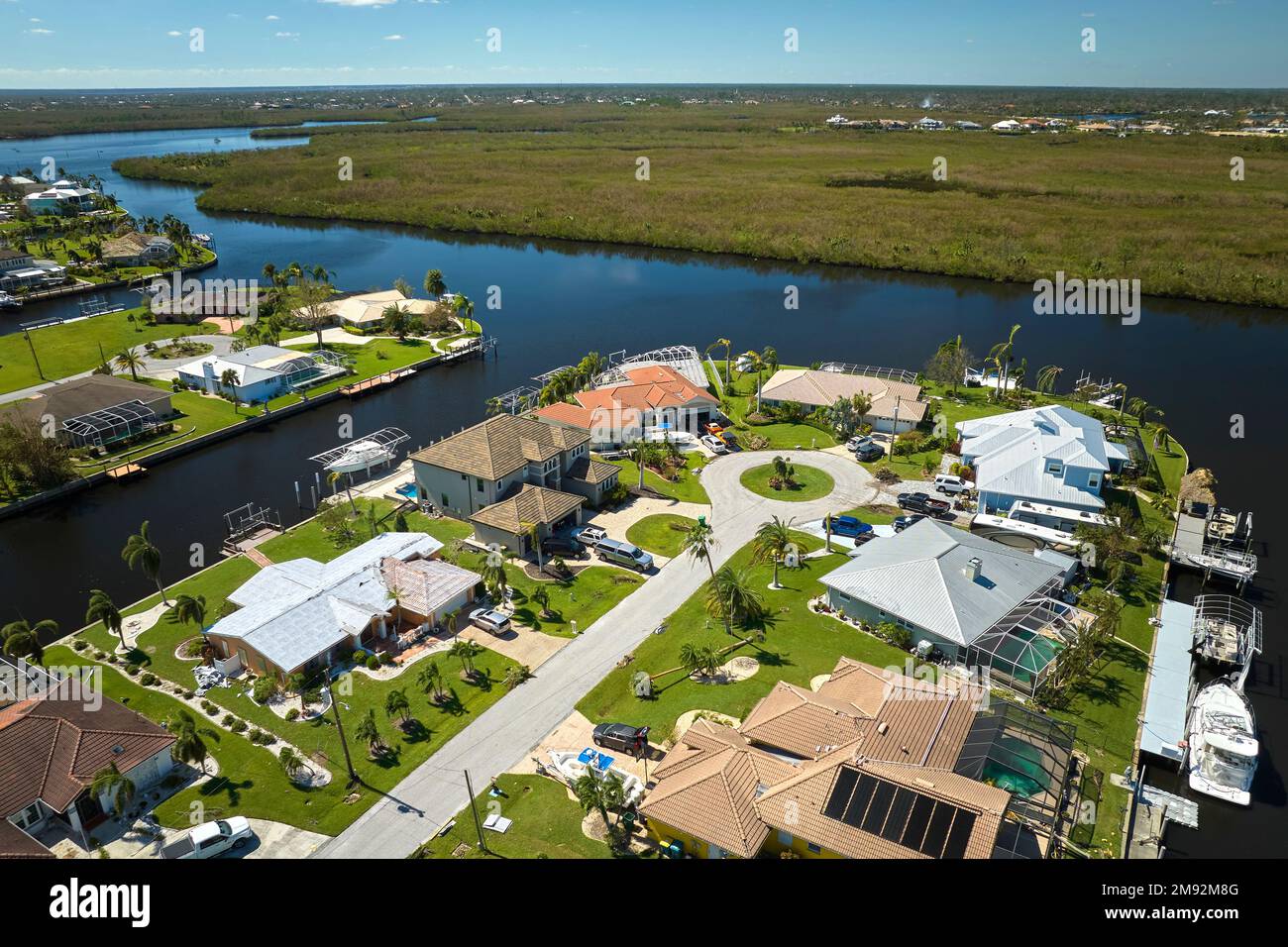 Zerstört durch Hurrikan Ian Vorstadthäuser in Florida Wohngebiet. Folgen von Naturkatastrophen Stockfoto