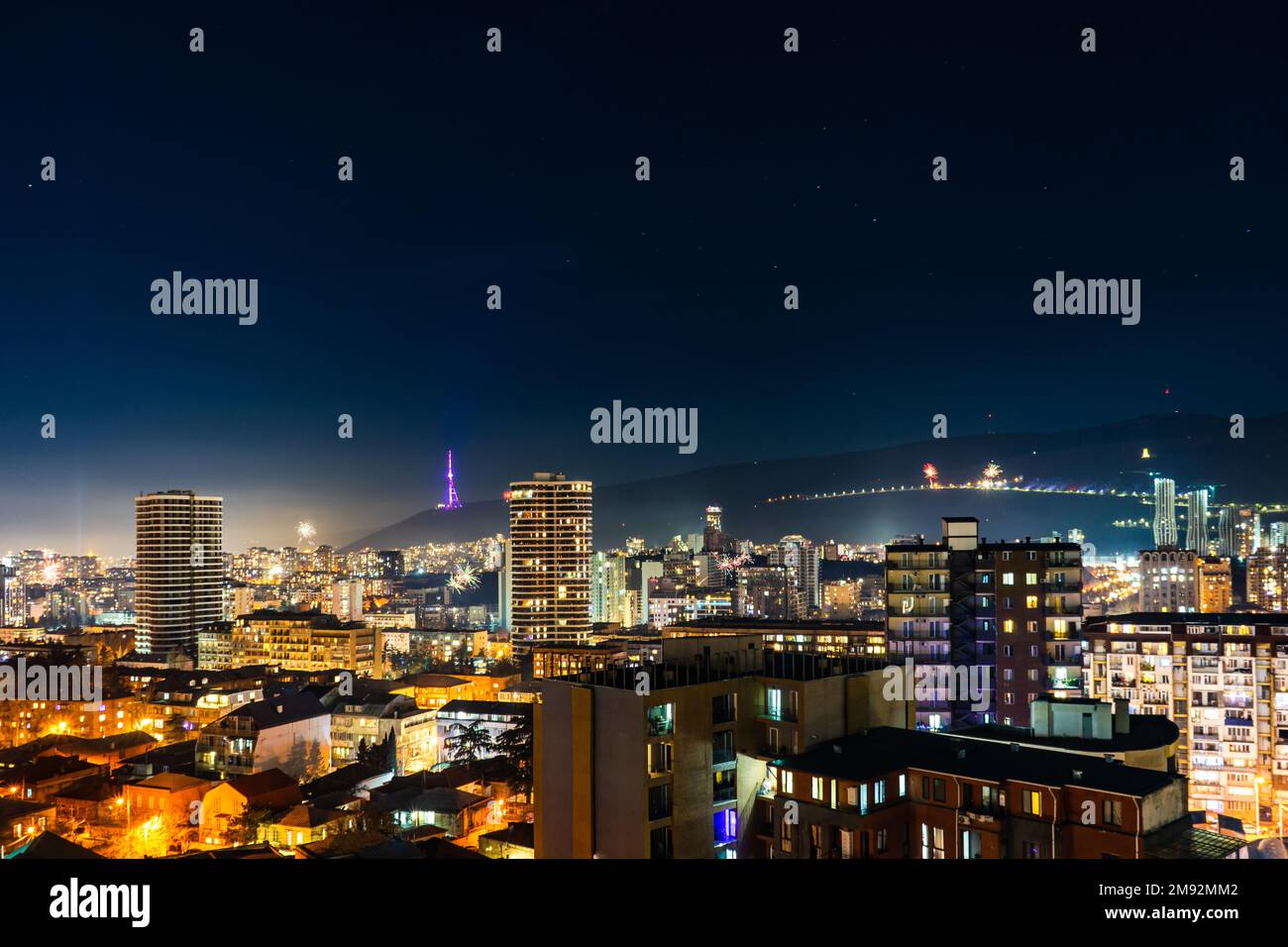 Herrlicher Blick auf die Innenstadt von Tiflis während der Tagung 2023 Neujahr mit Feuerwerk bei Nacht Stockfoto