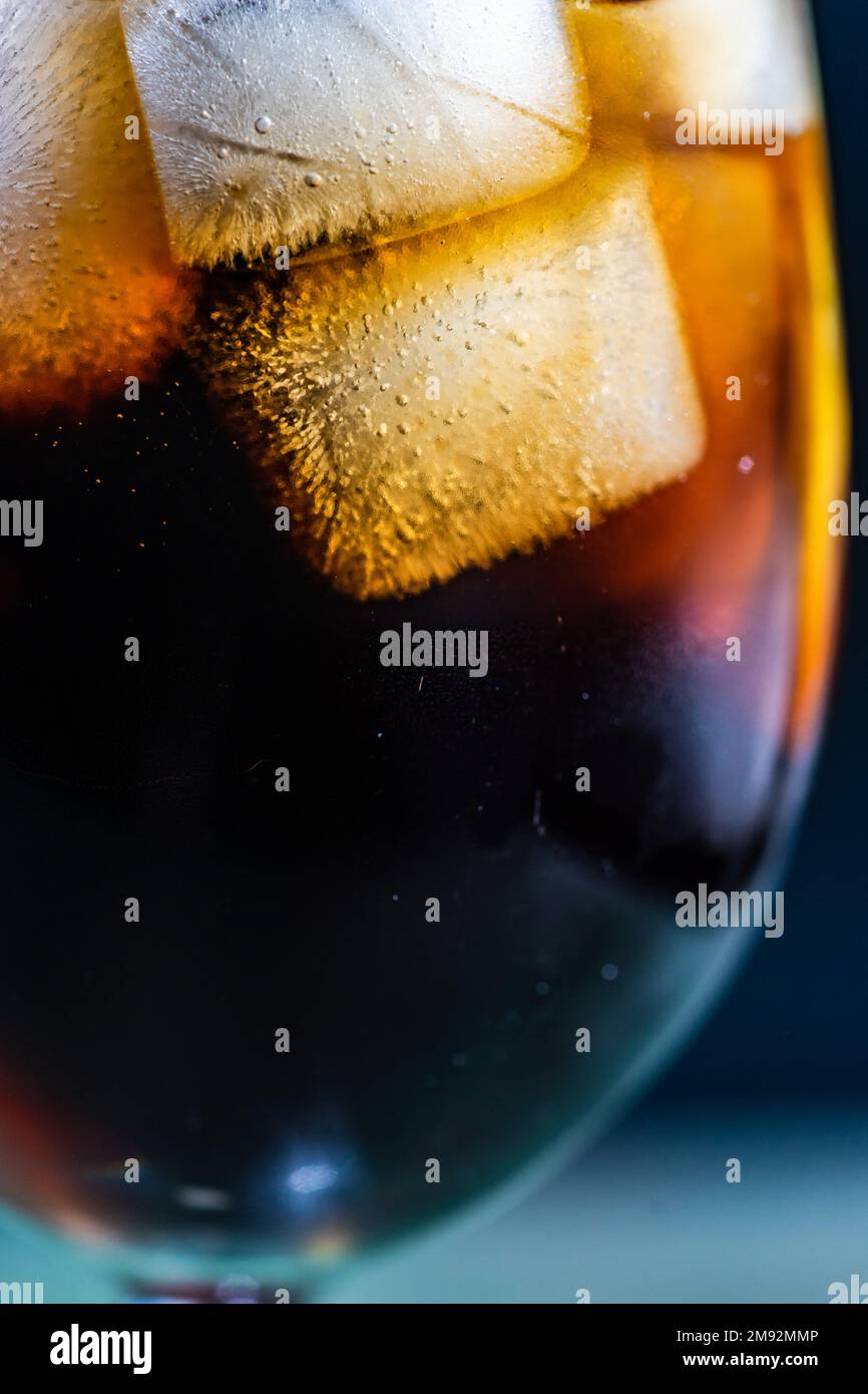 Alkohol-Cocktail Cuba Libre mit Eis im Glas Stockfoto