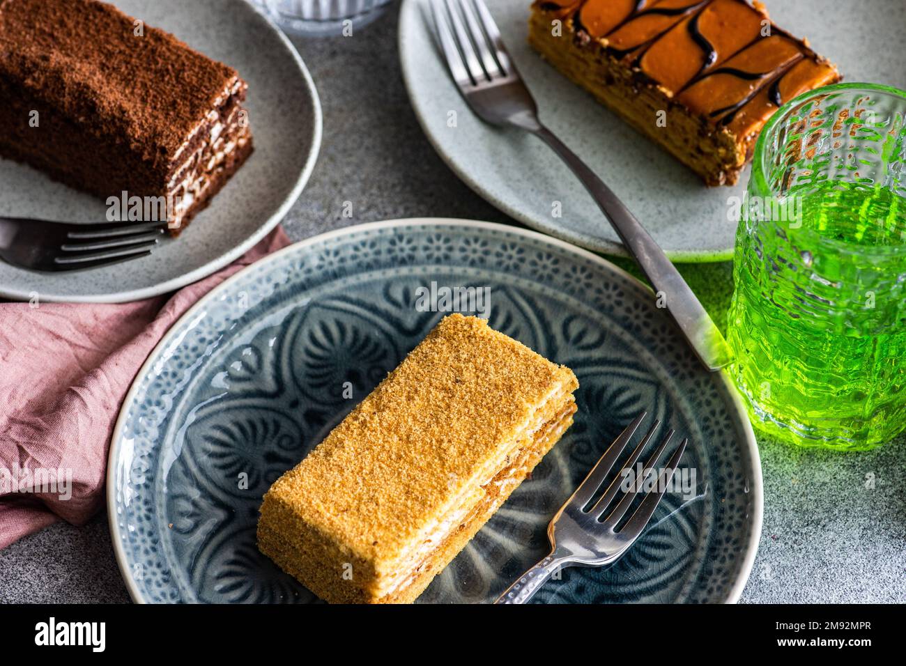 Von oben gibt es eine Auswahl hausgemachter Kuchen, die auf Keramikplatten serviert werden Stockfoto