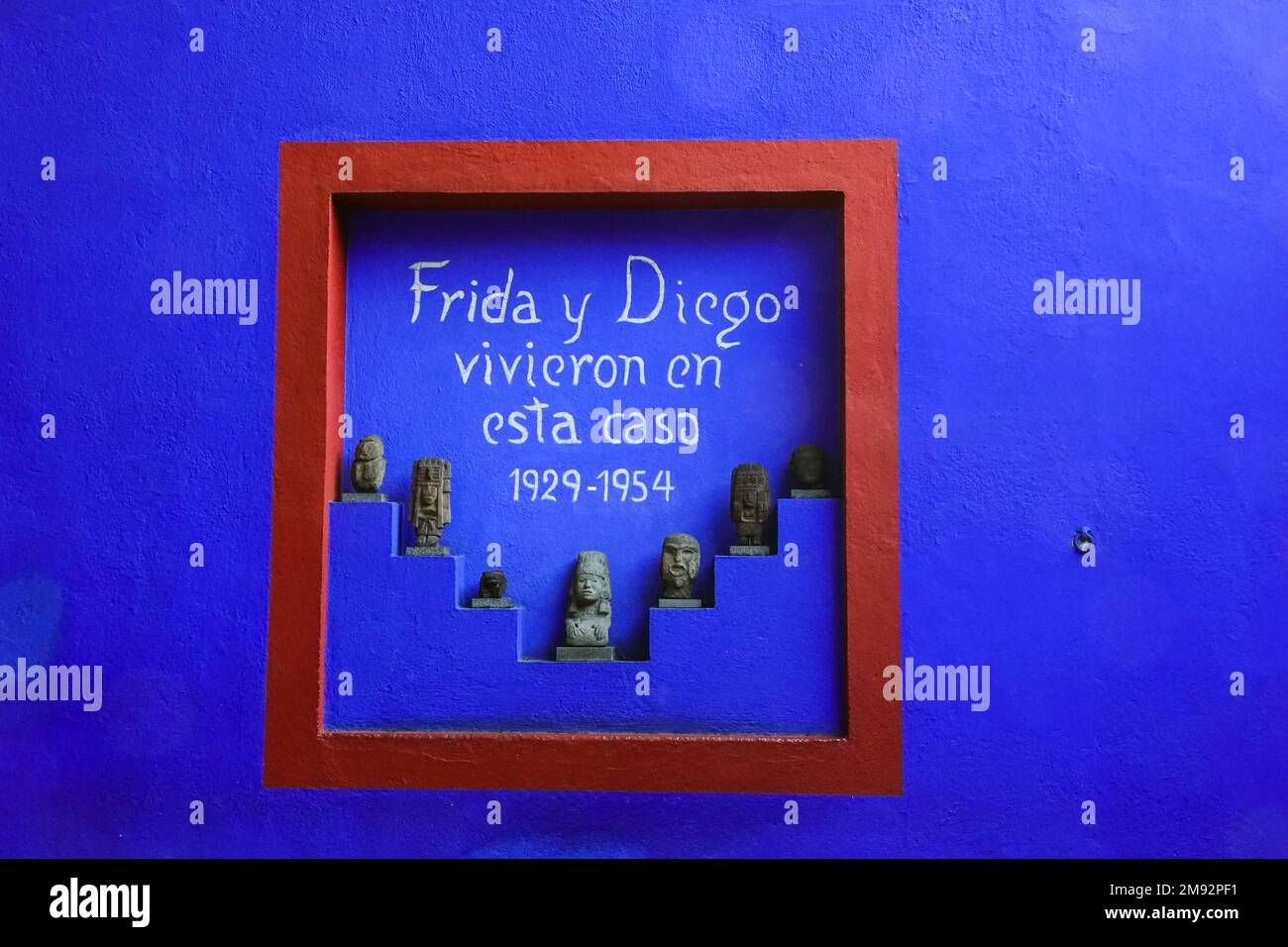 Eine kobaltfarbene Wand mit Ausstellung im Frida Kahlo Museum, auch bekannt als Blaues Haus, das dem Leben und Werk des mexikanischen Künstlers Frida Kahlo im Viertel Colonia del Carmen in Coyoacan, Mexiko-Stadt, Mexiko, gewidmet ist. Stockfoto