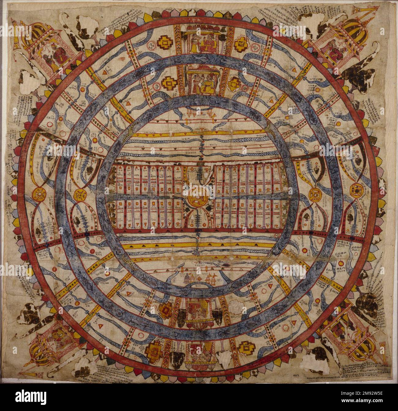 Kosmisches Diagramm Indisch. Kosmisches Diagramm, 18. Jahrhundert. Undurchsichtige Aquarelle auf Baumwolle, Laken: 35 1/2 x 36 cm (90,2 x 91,4 cm). Dieses Bild zeigt den Kosmos, wie er vom Jainismus, einer alten indischen Religion, erdacht wurde. In der Jain-Tradition erfordert die Erlangung der Aufklärung eine spirituelle Reise über verschiedene Ebenen des Verständnisses. Die Ebenen werden hier als konzentrische Ringe dargestellt, die durch Ozeane getrennt sind. Die Welt, die wir kennen, taucht in den äußeren Ringen und in den Ecken auf, bewohnt von Menschen in kleinen Pavillons und durchzogen von Flüssen. Im Zentrum befindet sich Jambhudvipa, der bergige Kontinent der Götter. Asiatische Kunst 18. Centur Stockfoto