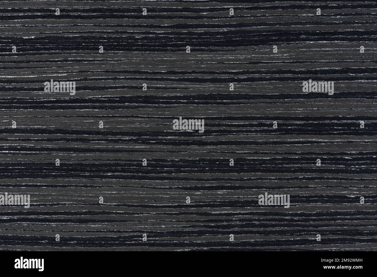 Holzstruktur mit Streifen. Die Konsistenz des natürlichen afrikanischen Holzes mit Zebramuster. Hochauflösendes Foto einer braunen schwarzen Tafel. Stockfoto