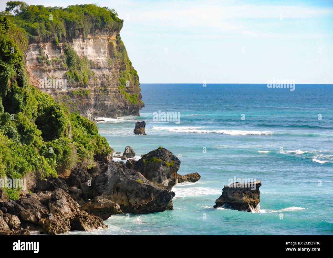 Blick auf die felsige Küste von Bali, Indonesien Stockfoto