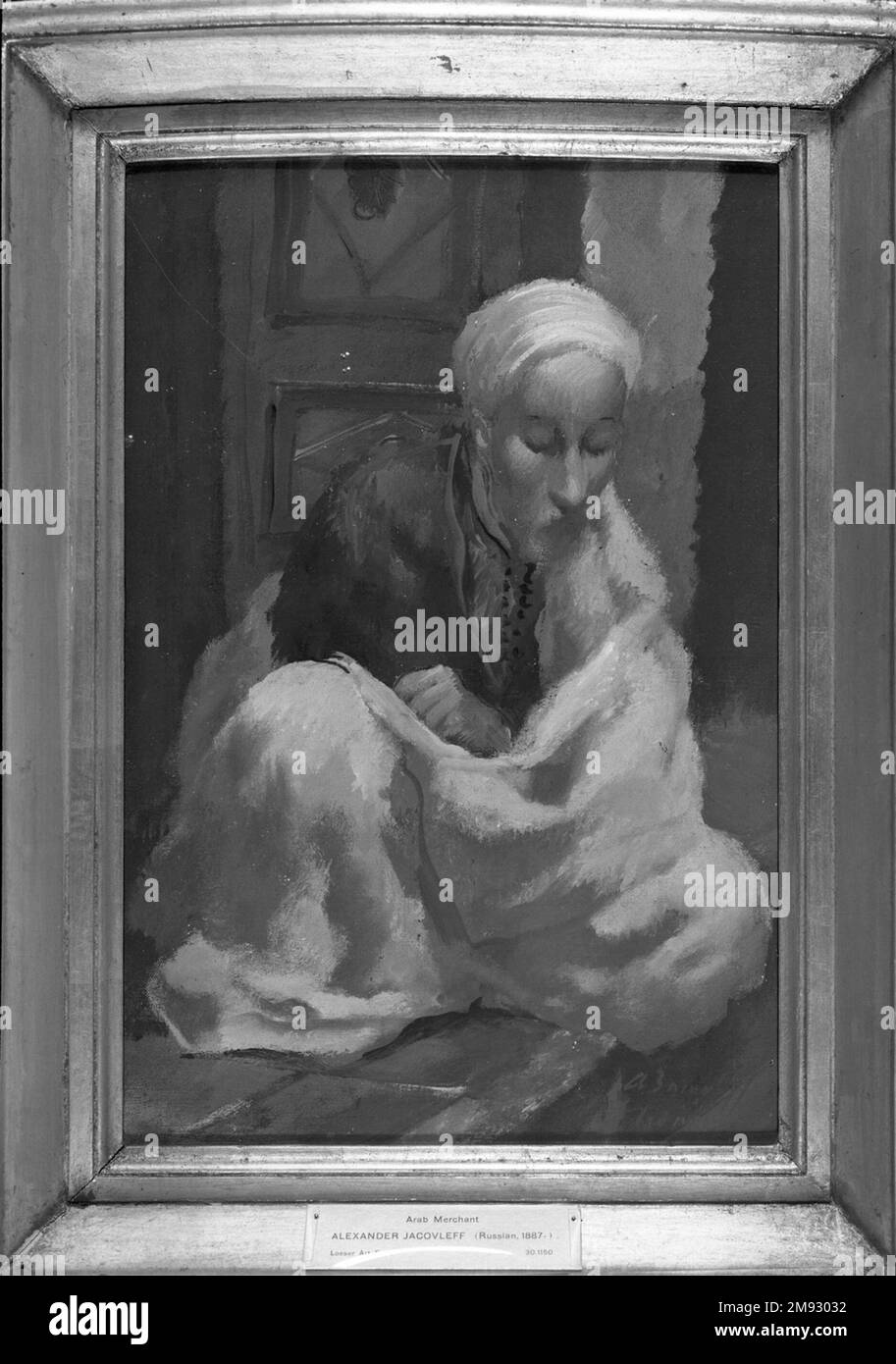 Arabischer Händler Aleksandr Yakovlev (Russisch, 1887-1938). , 1930. Öl auf Segeltuch, 19 1/8 x 12 13/16in. (48,6 x 32,5cm). Diese beiden Gemälde von Aleksandr Jakovlev zeigen die Schlüsselrolle des Künstlers bei der Einführung eines neuen Klassizismus in der postrevolutionären russischen Kunst. Yakovlev trainierte an der St. Petersburg Academy of Arts, reiste aber in jungen Jahren nach Italien und Spanien, wo er das Licht und die Modellierung der alten Meister auf moderne Fächer anwandte. Yakovlev konnte nach dem Ausbruch der Oktoberrevolution nicht nach Russland zurückkehren, ließ sich in Paris nieder, reiste aber weiter durch die Welt und tauchte ein Stockfoto