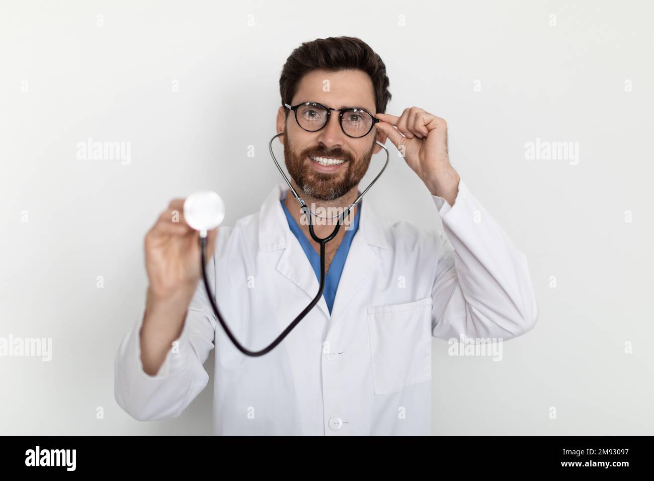 Medizinische Untersuchung. Porträt Eines Gutaussehenden Jungen Arztes Mit Stethoskop Stockfoto