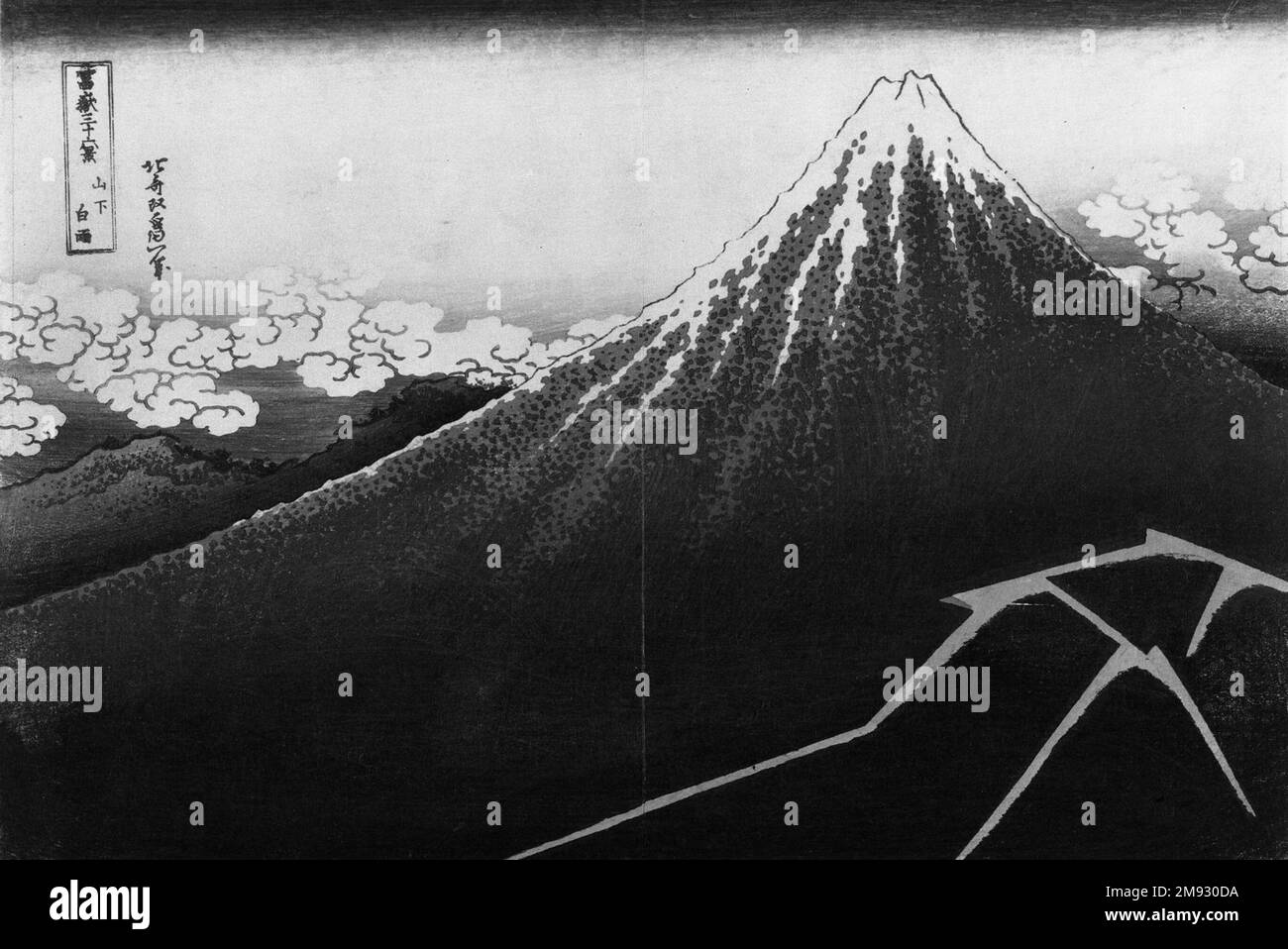 Regenschauer unter dem Gipfel aus der Serie 36 Ausblicke auf den Berg Fuji Katsushika Hokusai (japanisch, 1760-1849). Regenschauer unter dem Gipfel, aus der Serie 36 Ausblicke auf den Berg Fuji, Ca. 1832. Farbiger Holzblock auf Papier, 9 7/8 x 14 5/8 Zoll (25,1 x 37,1 cm). Die einflussreiche Serie von Katsushika Hokusai, die den Fuji von ungewöhnlichen Aussichtspunkten zeigt, umfasst viele innovative Bilder, aber nur wenige sind so mächtig wie dieser Blick aus der Vogelperspektive auf den Gipfel mit dem Blitz darunter. Der Künstler betont die physische Masse des Berges, indem er zeigt, dass es völlig andere Wetterbedingungen geben kann Stockfoto