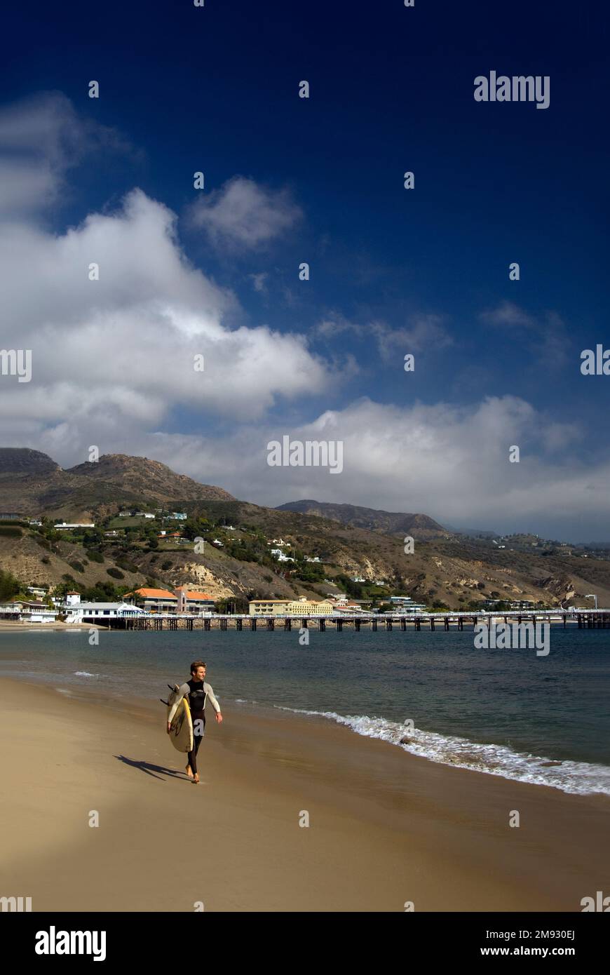 Surfer am Strand in der Nähe von Pier, Malibu, Kalifornien, USA Stockfoto