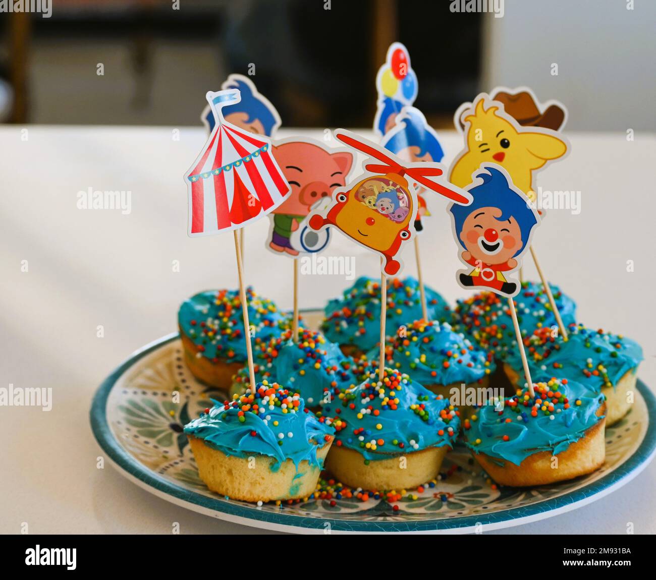 Kuchen mit Dekoration für Kinder Stockfoto