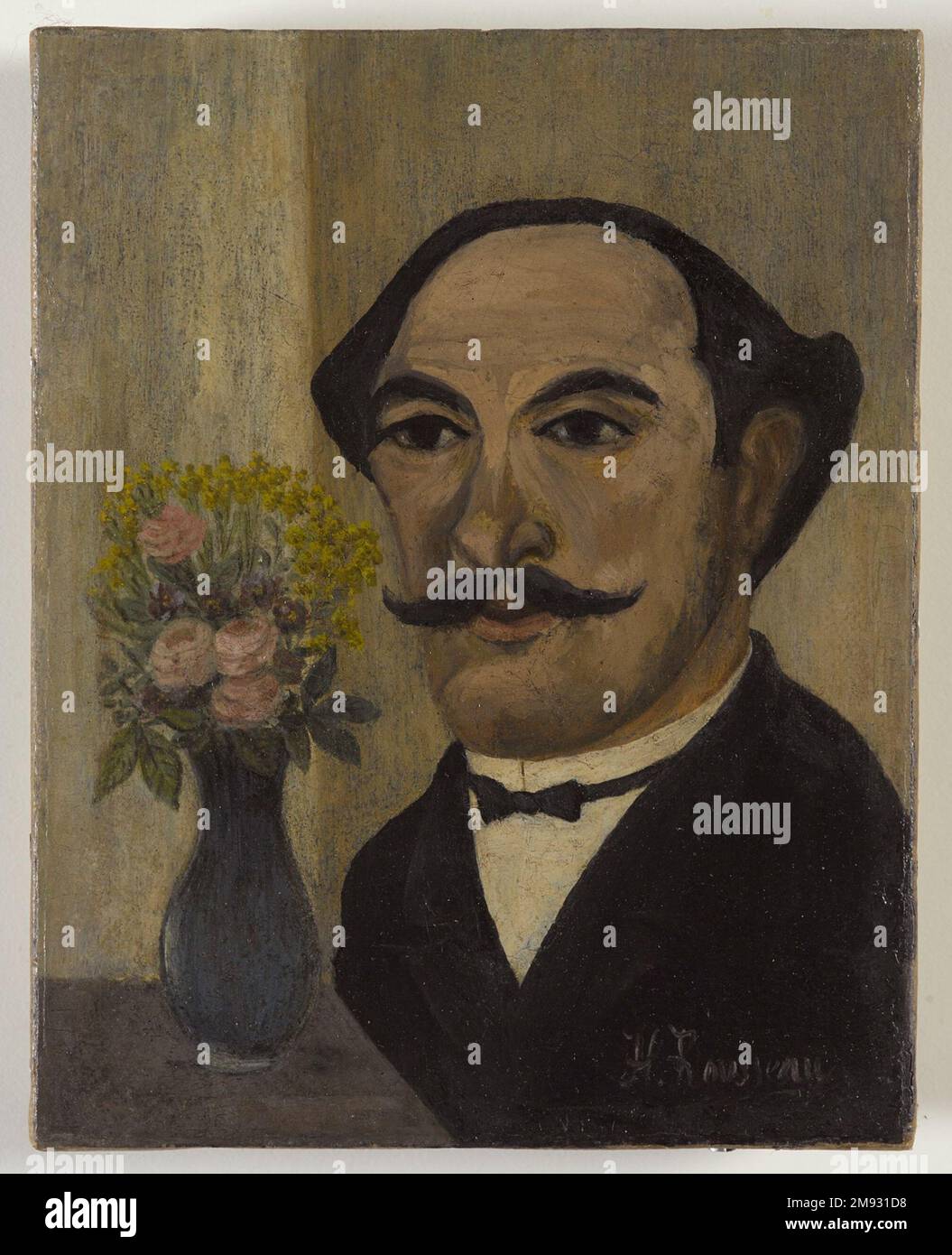 Selbstporträt Henri Rousseau (Le Douanier) (Französisch, 1844-1910). Selbstporträt, ca. 1900-1903. Öl auf Papier auf Leinwand, 7 3/8 x 5 3/4in. (18,7 x 14,6cm). Dieses Selbstporträt, in dem die für Henri Rousseaus Werk typischen ungewöhnlichen räumlichen Abtrennungen und flachen Töne zu sehen sind, ist wahrscheinlich der Anhänger eines Porträts der ersten Frau des Künstlers, die 1888 starb. Selbst unterrichtete Rousseau erst in den Vierzigern, kurz bevor er sich aus seiner Tätigkeit als Zollbeamter zurückzog, mit dem Vollzeitmalerei. Er zeigte seine Gemälde auf verschiedenen unabhängigen Ausstellungen in Paris und wurde ein wichtiger Einflussnehmer Stockfoto