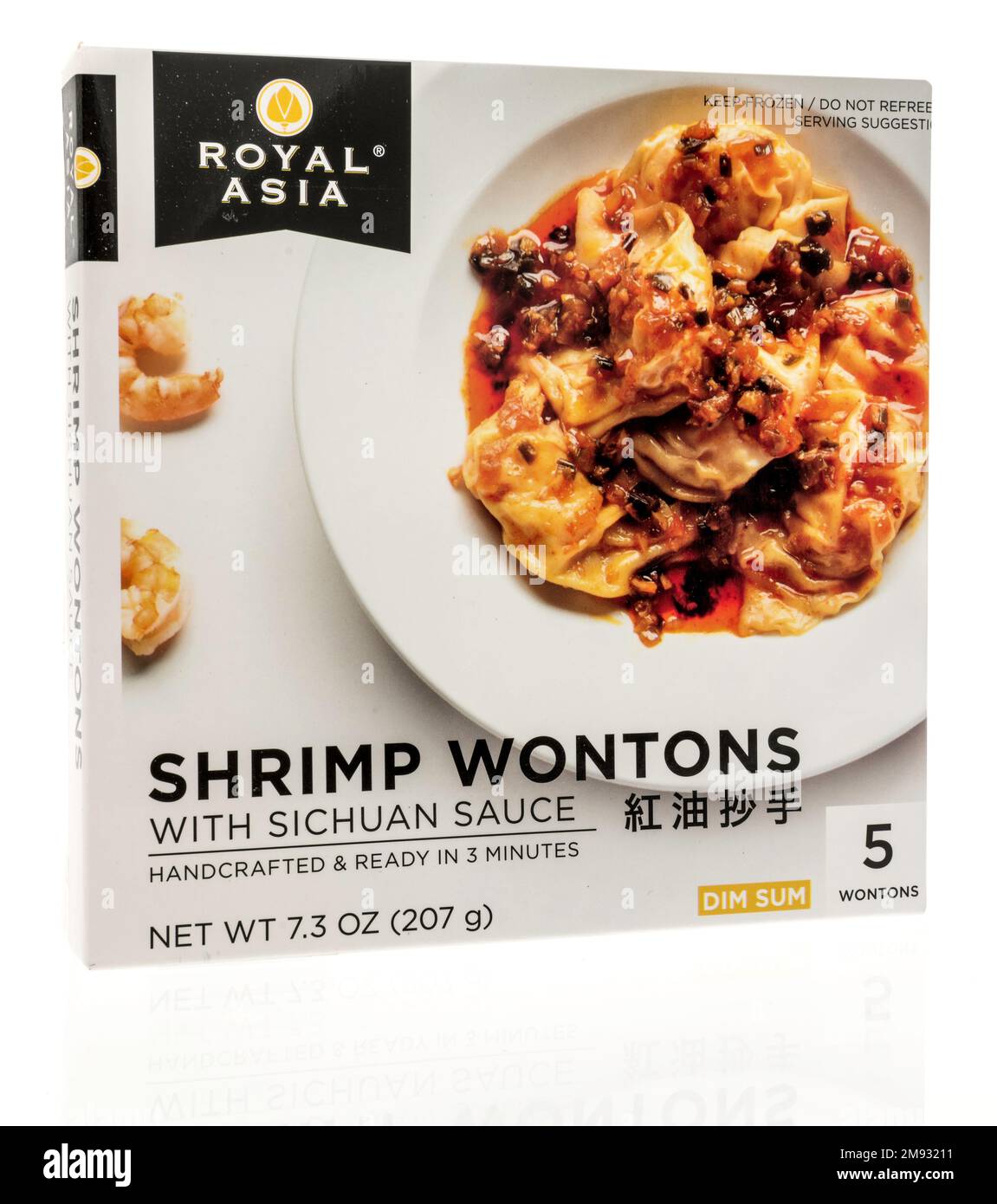 Winneconne, WI - 5. Januar 2023: Ein Paket Royal Asia Shrimp Wontons auf isoliertem Hintergrund. Stockfoto