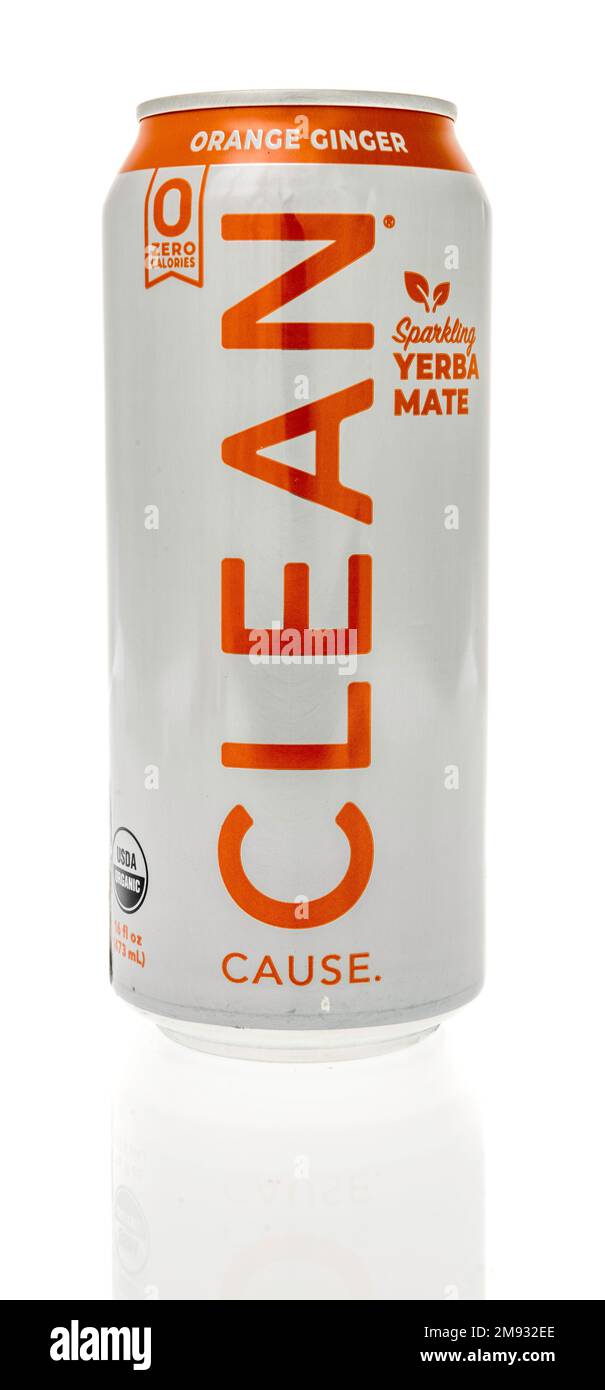 Winneconne, WI - 8. Januar 2023: Eine Dose prickelndes Yerba Mate Clean Cause Drink auf isoliertem Hintergrund. Stockfoto