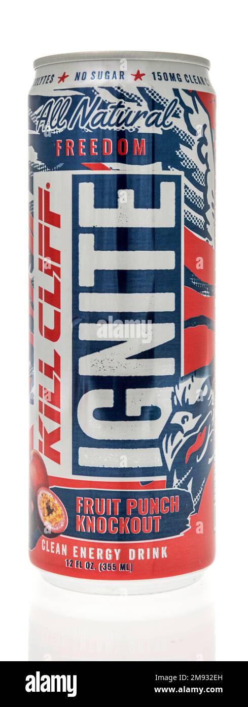 Winneconne, WI - 8. Januar 2023: A Can of Kill Clfff zündet Energy Drink auf einem isolierten Hintergrund. Stockfoto
