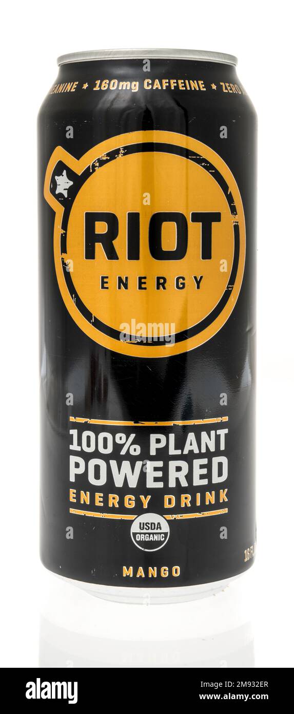 Winneconne, WI - 8. Januar 2023: Eine Dose von Riot Energy plant betriebene Energy Drink auf einem isolierten Hintergrund. Stockfoto