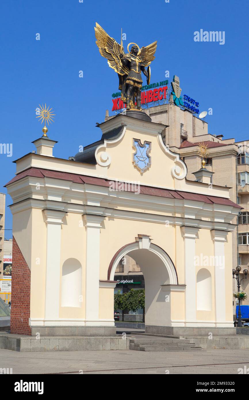 Nahaufnahme der Statue des Erzengels Michael auf dem Pecers Kyj-Tor am Unabhängigkeitsplatz in Kiew, Ukraine Stockfoto