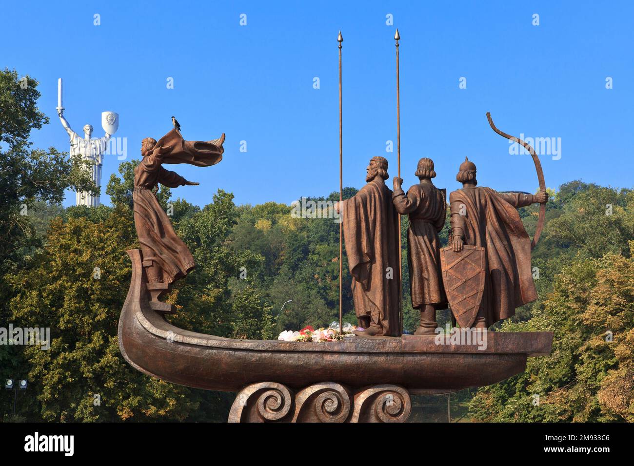 Denkmal für die Gründer Kiews anlässlich des 1500. Jahrestags Kiews und die monumentale Skulptur des „Mutterlands“ in Kiew, Ukraine Stockfoto