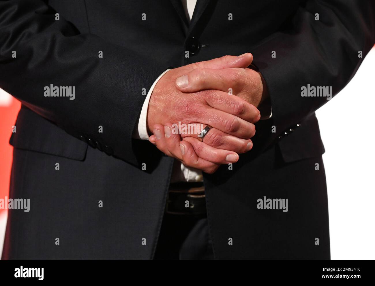Mainz, Deutschland. 16. Januar 2023. Kanzler Olaf Scholz (SPD) steht nach der jährlichen Auftaktveranstaltung der SPD Rheinland-Pfalz in Halle 45 vor einer Fotowand. Das EPPD Rheinland-Pfalz feiert sein 75. Jubiläum und das zehnjährige Dienstjubiläum des Ministerpräsidenten. Kredit: Arne Dedert/dpa/Alamy Live News Stockfoto