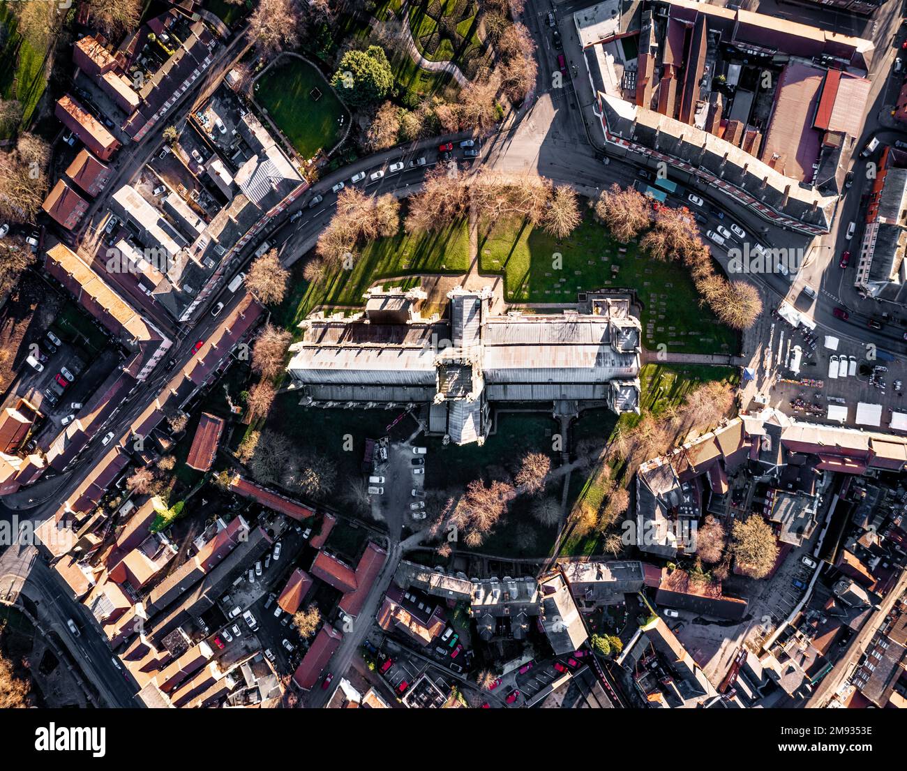 Eine Luftkarte direkt über der Yorkshire Marktstadt Selby mit der antiken Architektur von Selby Abbey Stockfoto