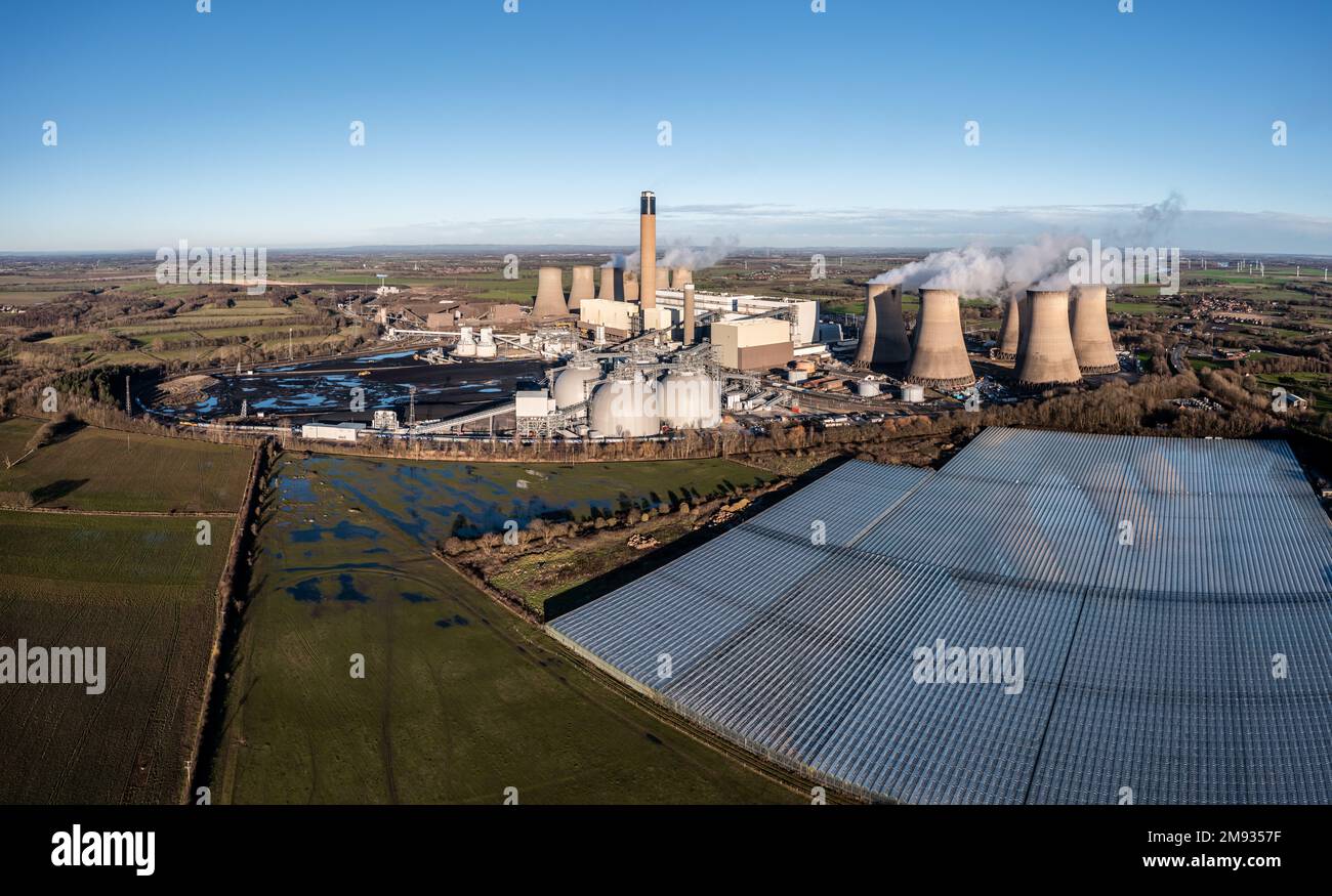 Das Drax Power Station in der Nähe von Selby in North Yorkshire mit Gewächshäusern, die überschüssige Wärme aus der Stromerzeugung nutzen, um Gewächshäuser zu wärmen Stockfoto