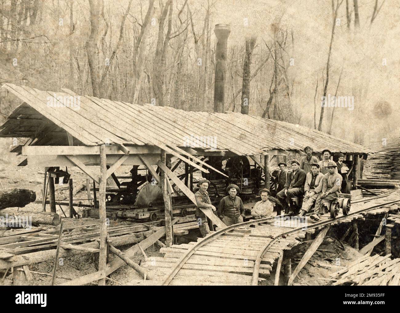 Holzfällerei um 1900, Sägewerk um die Jahrhundertwende, Stockfoto