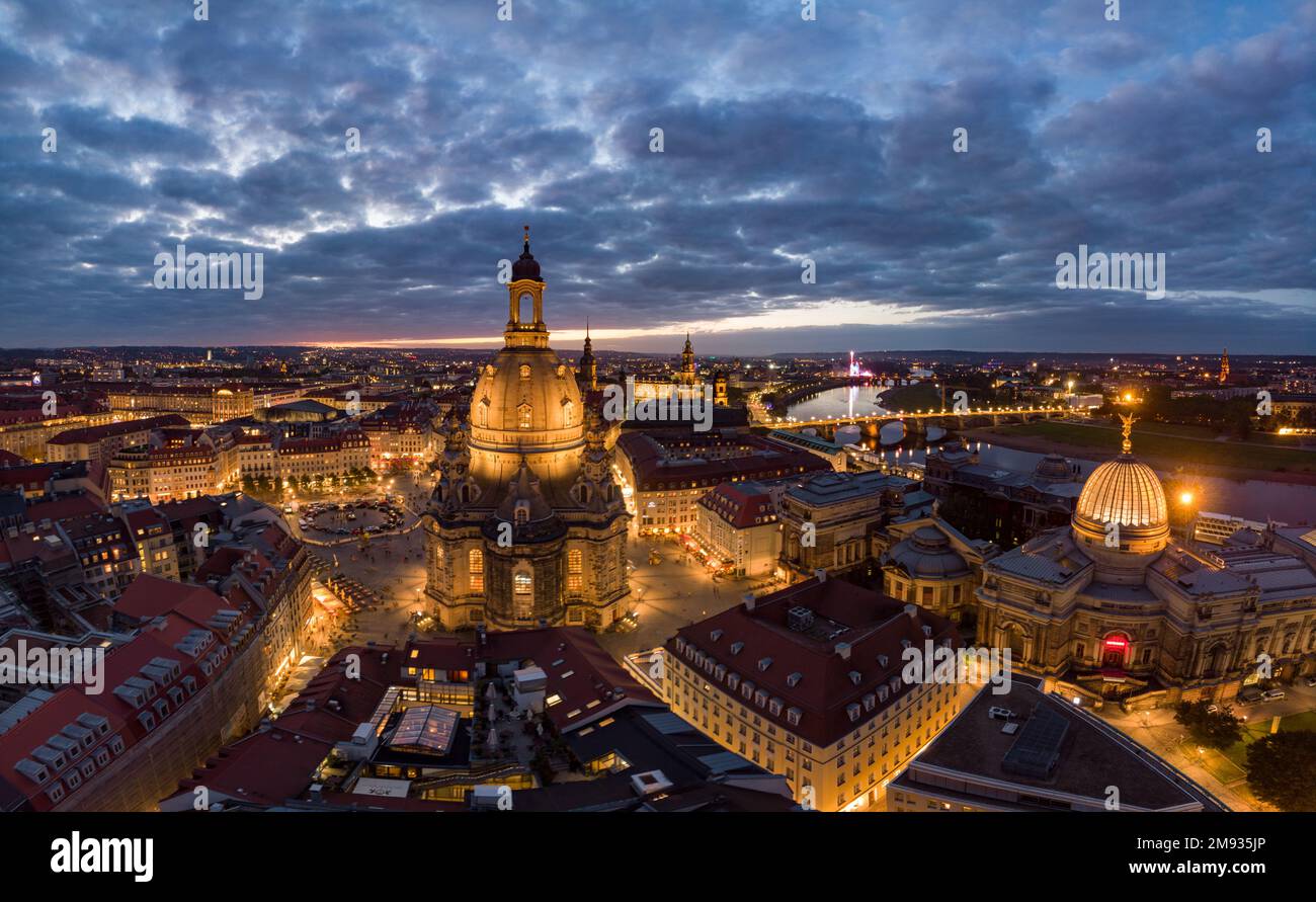 Luftaufnahme über den Dresdner Neumarkt in der Abenddämmerung Stockfoto