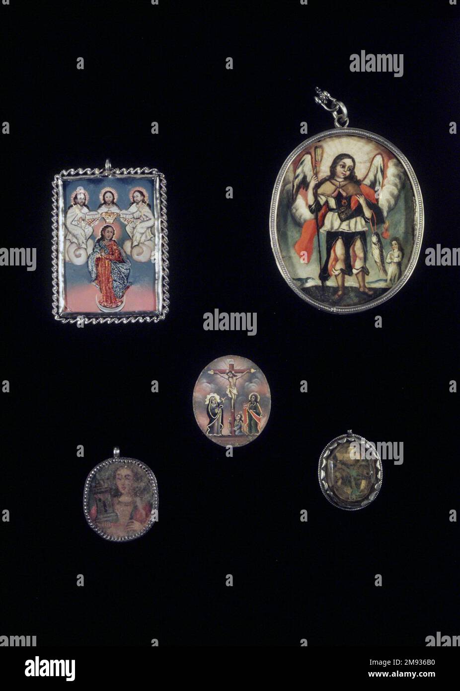 Gemalte Medaille im Medaillon Rahmen Recto: Unsere Lady von Mount Carmel mit männlicher Spenderfigur Verso: Archangel Raphael mit weiblicher Spenderfigur unbekannt. Gemalte Medaille im Medaillon Rahmen Recto: Our Lady of Mount Carmel mit männlicher Spenderfigur Verso: Archangel Raphael mit weiblicher Spenderfigur, ca. 1830-1850. Öl auf Metall in ovalem Silberrahmen, 4 1/2 x 3 3/8 x 1/2 Zoll (11,4 x 8,6 x 1,3 cm). Amerikanische Kunst ca. 1830-1850 Stockfoto