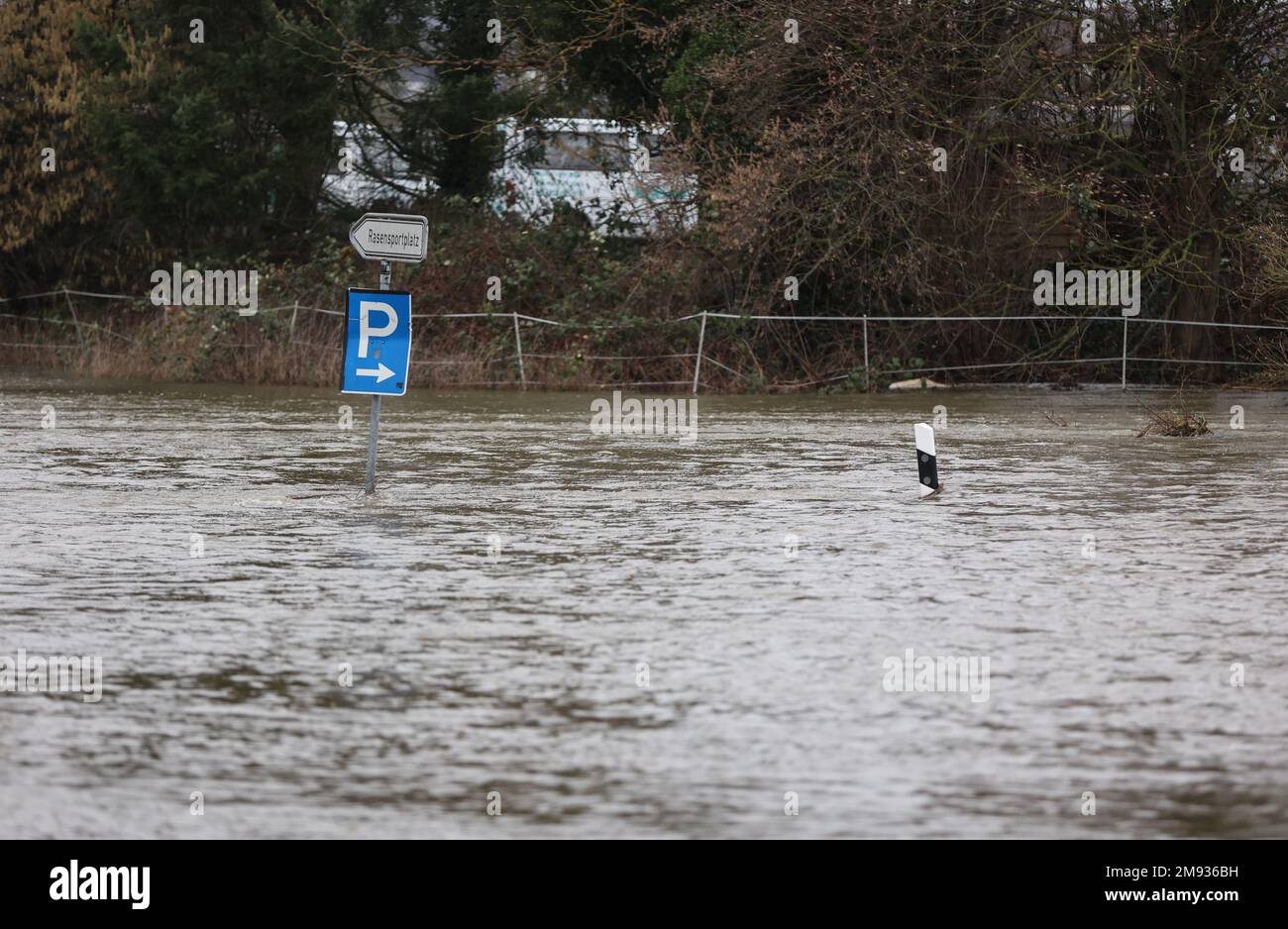 Roth Bei Marburg, Deutschland. 16. Januar 2023. Die Lahn hat ihre Ufer überflutet und eine Straße in Roth in der Gemeinde Weimar (Marburg-Biedenkopf) ist überflutet. Die Hochwassersituation an der Lahn hat sich leicht gebessert, aber neue Niederschläge könnten zu weiteren Überschwemmungen führen. Kredit: Nadine Weigel/Nadine Weigel/dpa/dpa/Alamy Live News Stockfoto