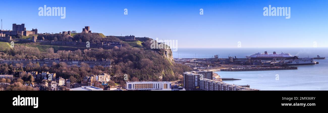 Panorama von Dover, Schloss, Klippen und Fähren Stockfoto