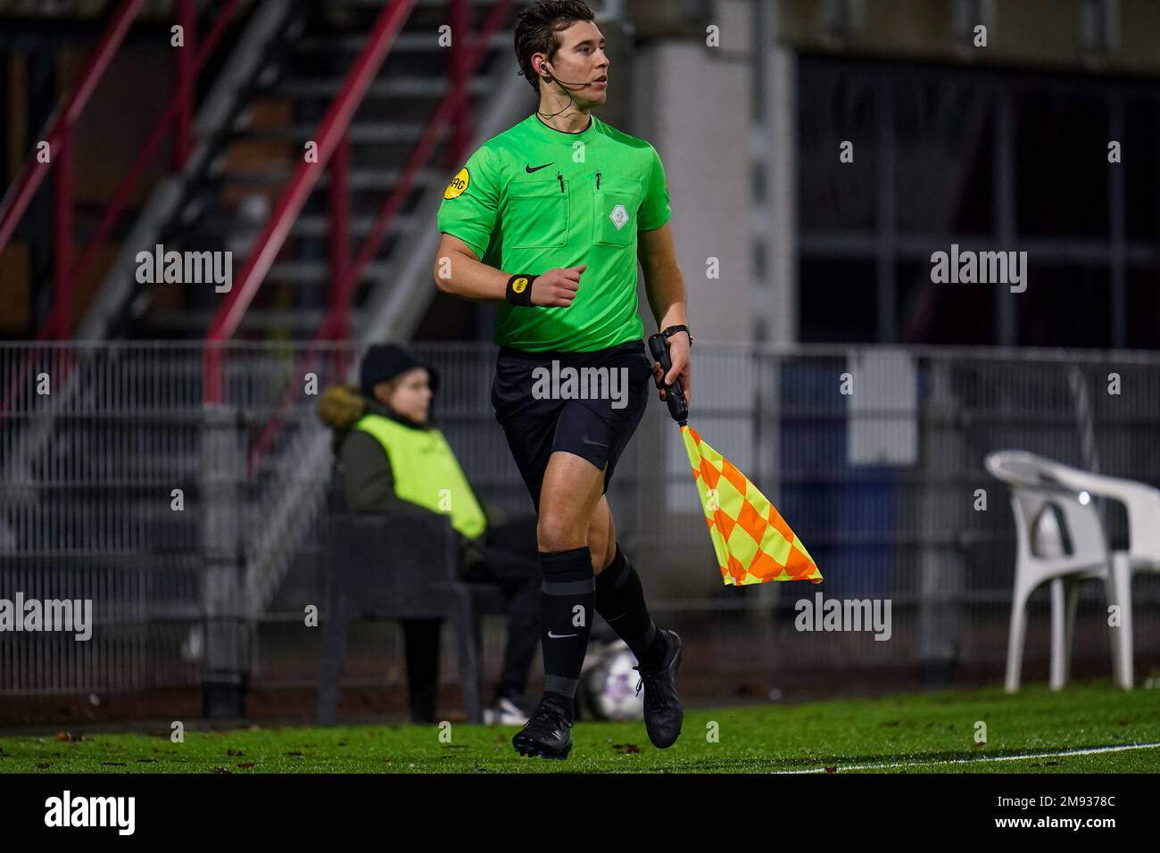 OSS, NIEDERLANDE - JANUAR 16: Stellvertretender Schiedsrichter Michael Osseweijer während des niederländischen Keukenkampioendivisie-Spiels zwischen TOP Oss und Jong AZ am 16. Januar 2023 im Frans Heesen Stadion in Oss, Niederlande (Foto von Rene Nijhuis/Orange Pictures) Stockfoto