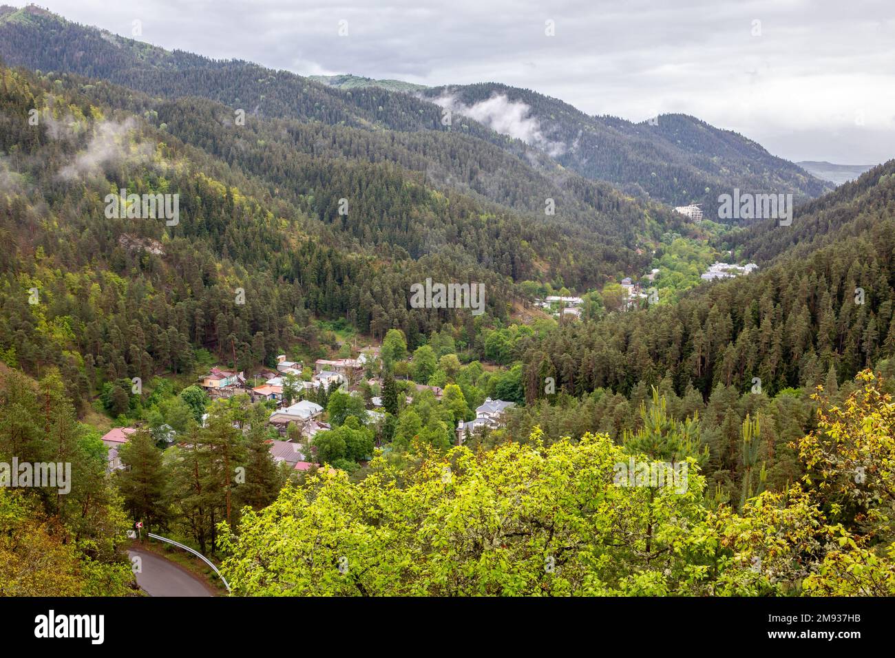 Otskhe River Valley mit Abastumani Dorf und Meskheti Gebirgskette (kleiner Kaukasus), üppig grüne Wälder. Stockfoto