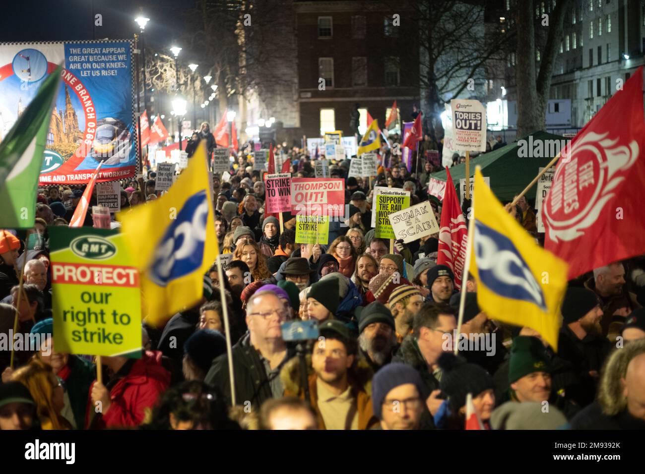 WHITEHALL, LONDON, 16. Januar 2023, Demonstranten als Mindestdienstleistungsniveau während des Streiks-Gesetzes geht in die zweite Lesung im Parlament. Kredit: Lucy North/Alamy Live News Stockfoto