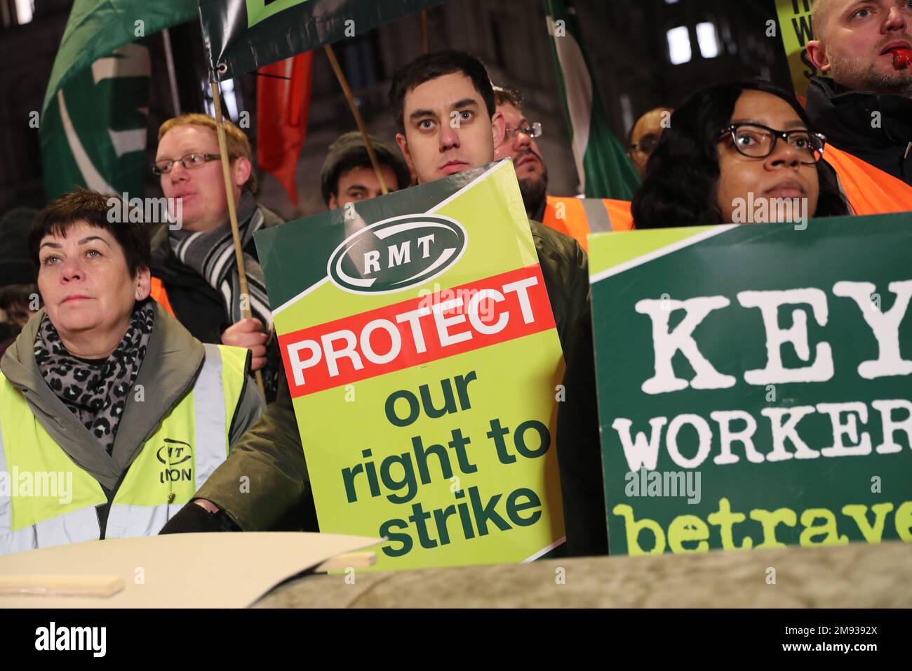 WHITEHALL, LONDON, 16. Januar 2023, RMT-Demonstranten, da die Mindeststandards für den Service während des Streiks-Gesetzes in die zweite Lesung im Parlament gehen. Kredit: Lucy North/Alamy Live News Stockfoto